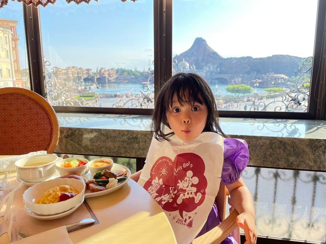柏木亜季子のインスタグラム：「. お子様プレート興味なしの プリンセス👸 大人のアクアパッツァが 食べたいプリンセス。 貝類が苦手な舞の貝を 全部食べてあげるプリンセス。 #tokyodisnysea#miracosta#bellavistalounge」