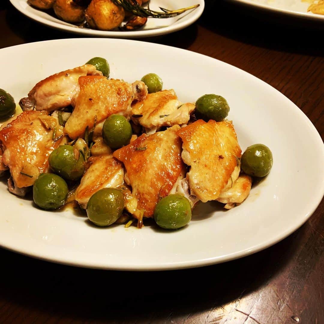 志摩有子さんのインスタグラム写真 - (志摩有子Instagram)「鶏手羽中の開きでカチャトーラ。ニンニクオイルで香ばしく焼き付けてから、オリーブ、アンチョビ、白ワイン、白ワインビネガー、ローズマリー。 レシピはdancyuで連載中のオルランドの人見知りシェフ　@oguland2014 のレシピを参考に。焼き鳥のように手づかみで食べちゃう。オリーブがまた美味しい。  #鶏手羽中 #カチャトーラ」6月2日 23時39分 - ariko418