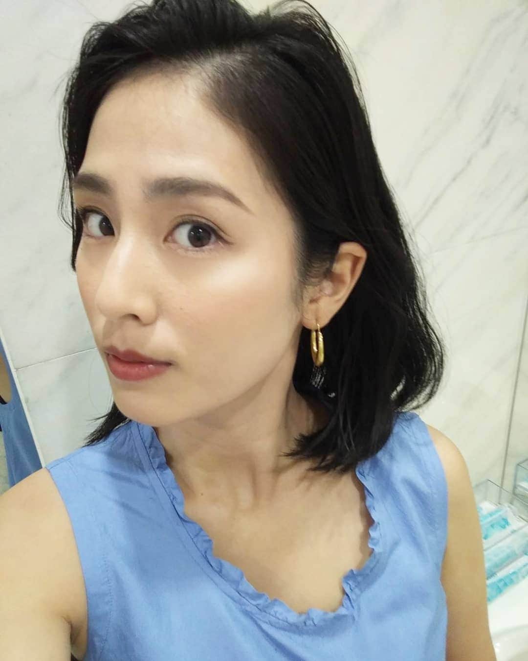 のインスタグラム：「昨日の【水曜ネオバズ】みえるは、最近のお気に入りフープピアスをつけて出演しました～💃💫  リサイクルされた18カラットゴールドを使って、ストックホルムで手作りされているピアス💍✨  そして、 このピアスのブランドである @allbluesofficial のアクセサリーはすべてユニセックスデザインなのも、素敵☺️  サステナブルで物語のある品に惹かれます😌❤️  #最近のお気に入リイナ #allblues #SDGs #サステナブル #サステナブルリイナ #ABEMA #みえる　見逃し配信でぜひ🦄」