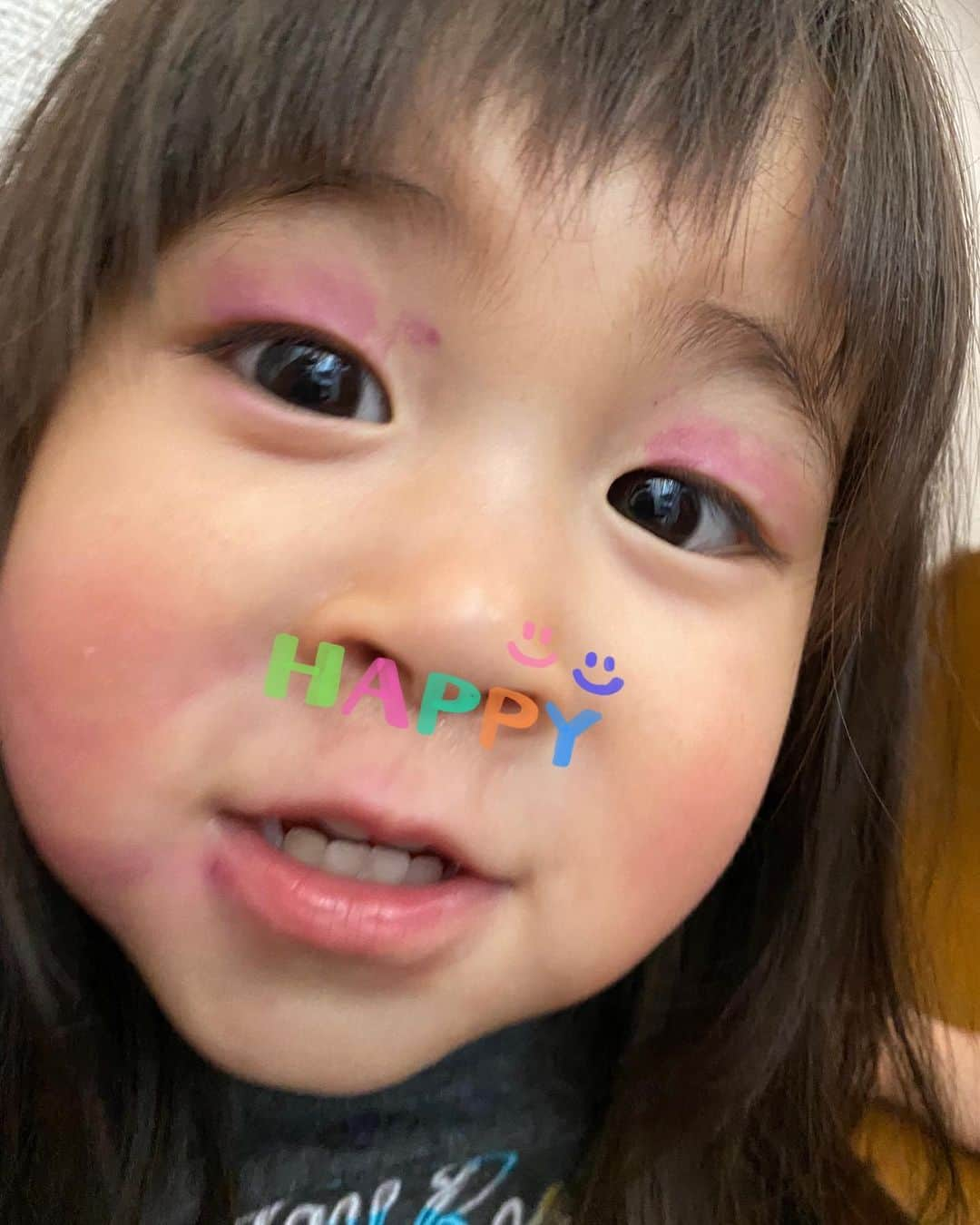 美奈子さんのインスタグラム写真 - (美奈子Instagram)「ゆづのおチビ達も使える子供用のお化粧セットを こゆきが 勝手に使い倒した結果。。。  こうなりました笑  口紅を まぶたに笑  鼻からぴょこっと出てたので自重。 女の子ですしね。一応笑  さすが末っ子 やる事が ダイナミック笑  #初めてのお化粧 #こゆき #よく見てるなあ #美奈子」6月3日 10時46分 - minako_official