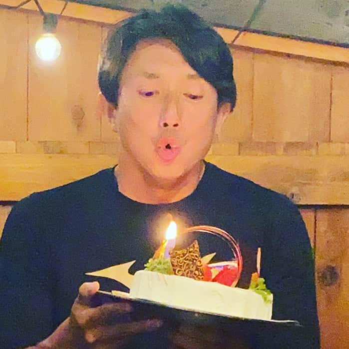 西岡剛のインスタグラム：「ついにこの男が40歳を迎えてしまった🤣 まだまだ若いぜ👍  #川﨑宗則 #西岡剛」