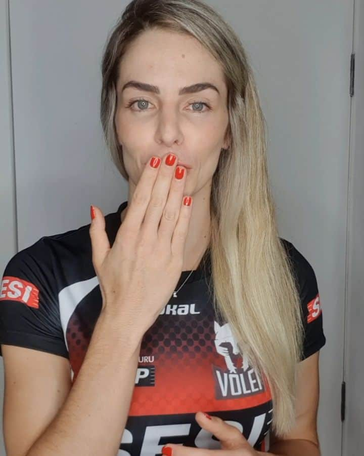 SuelleOliveiraのインスタグラム：「RENOVADA!  Muito orgulho em defender mais um ano essa camisa. 🖤❤ @sesivoleibauru  #sesivoleibauru #superliga #21/22 #volleyball #volei #superligafeminina #voleibol #cbv #brasil #sesi #bauru」