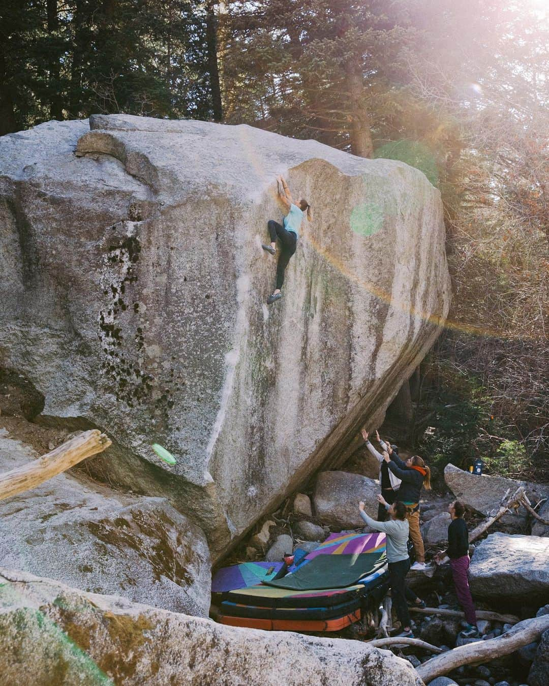 アレックス・ジョンソンのインスタグラム：「Blue Steel was my 100th V8.  I’ve done a lot of highballs in my days, and I’ve definitely summitted taller boulders, but I donno that I’ve ever done something so majestic! ✨  It was super cool scoping it with @timkemple who FA’d it like 2 decades ago, and that he was filming for @athleticbrewing while I sent.   Thanks for the physical, mental, and emotional support of @breesframes @allisonvest @sienna_kopf @julesiecho @clobester. Having a solid squad is imperative, and this group was top notch. I’m certain they were very pleased I did not biff the mantle. So was I! 🙏🖤  Also @zachgalla just did this with a backpack on.」