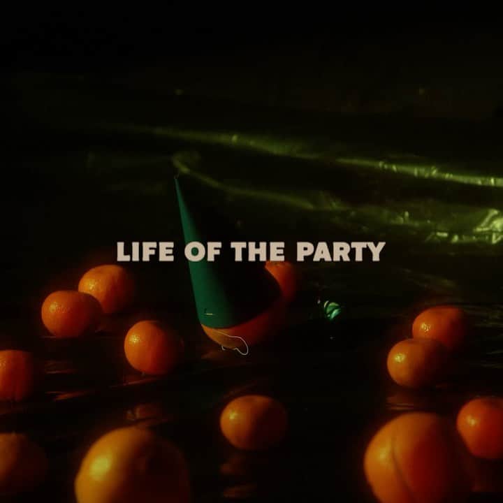 スモールプールズのインスタグラム：「‘life of the party’ song + video this friday! 🍊(pre save link in bio)」