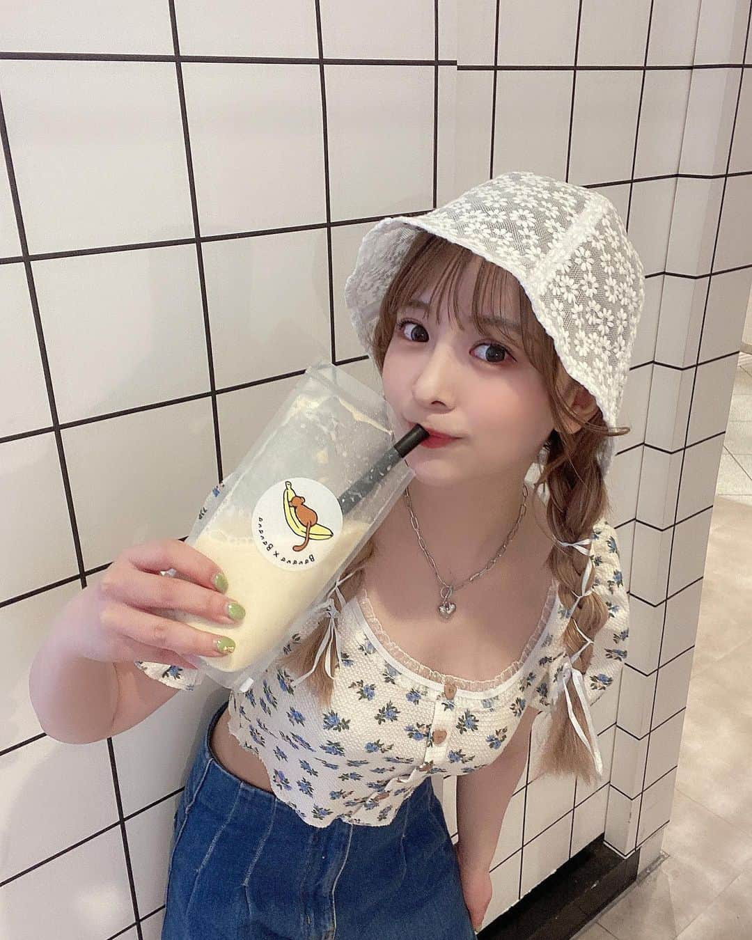 平松可奈子さんのインスタグラム写真 - (平松可奈子Instagram)「109にあるバナナジュース🍌屋さん 自分でバナナを叩いて飲むの！ 面白くて美味しかった😋💕 . #bananabanana  #バナナジュース  #韓国ファッション  #レース帽子 #kanacofashion  #ヘアアレンジ #リボンアレンジ　#shibuya109」6月3日 5時40分 - 11kanaco14