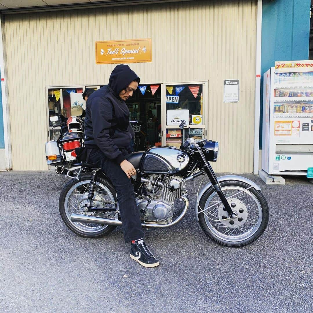 長瀬智也さんのインスタグラム写真 - (長瀬智也Instagram)「@teds_maejima  #tedsspecial  #cb72 #cb77 #honda #本田宗一郎」6月3日 6時39分 - nagasetomoya_