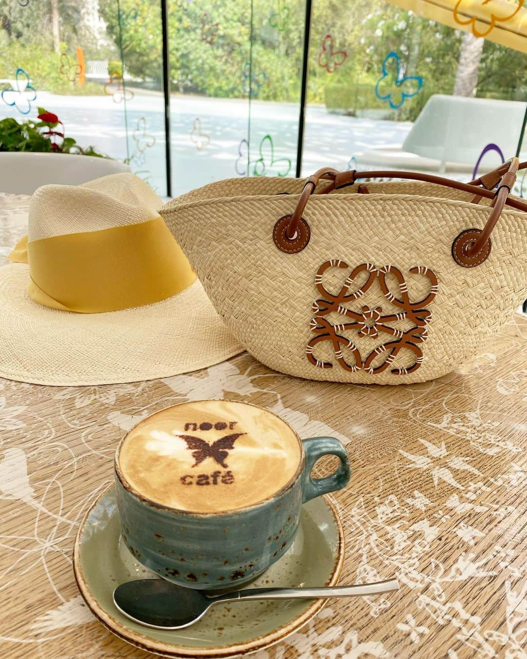 Rieのインスタグラム：「【Noor Cafe at Al Nool Island】  シャルジャの小島 @alnoorisland  にはレストランはあるのー？ と、友達から質問来るので  こちらにも載せておきます〜  こちらにはレストランは無いけど  カフェはありました☕️  バタフライハウスの隣にあって  ラテアートも蝶々で可愛かった🦋  #蝶々 #ちょうちょ #🦋 #カプチーノ #ラテアート #コーヒーブレイク #ティータイム #ほっとひといき  #ロエベかごバッグ  #ロエベ #アイランド #ドバイ #ドバイ旅行 #dubai #noorisland #alnoorisland #sharjah  #noorcafe #loewe」