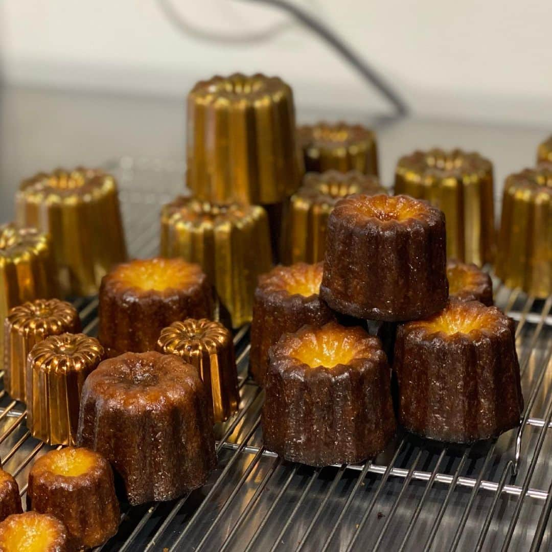 坂口憲二（THE RISING SUN COFFEE）さんのインスタグラム写真 - (坂口憲二（THE RISING SUN COFFEE）Instagram)「◆GOOD MORNING COFFEE‼︎◆  【FRESH MADE CANELE】  濃いめのコーヒーにぴったり合うカヌレ。 すっかり虜になっております！  therisingsuncoffee.com  #coffee #coffeebeans  #coffeeroaster  #coffeelab  #coffeeandsurfing  #coffeetime  #coffeelover  #coffeebreak  #coffeeshop  #coffeestand  #coffeeholic  #coffeehouse  #coffee_inst  #coffeemaker  #coffeeshops  #coffeecoffeecoffee  #coffeenclothes  #coffeeaddict  #coffeeculture  #coffeemorning  #coffeemag #specialitycoffee  #canele  #TRSC」6月3日 6時58分 - therisingsuncoffee