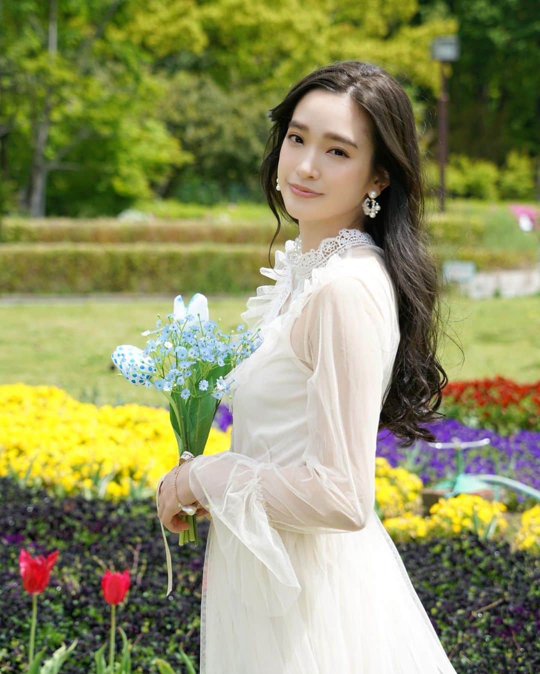 太田麻美のインスタグラム：「𝐺𝑜𝑜𝑑𝑚𝑜𝑟𝑛𝑖𝑛𝑔💐  #goodmorning #gm #portrait #portraitphotography #flowers #flowerfield #おはよう #お花畑」