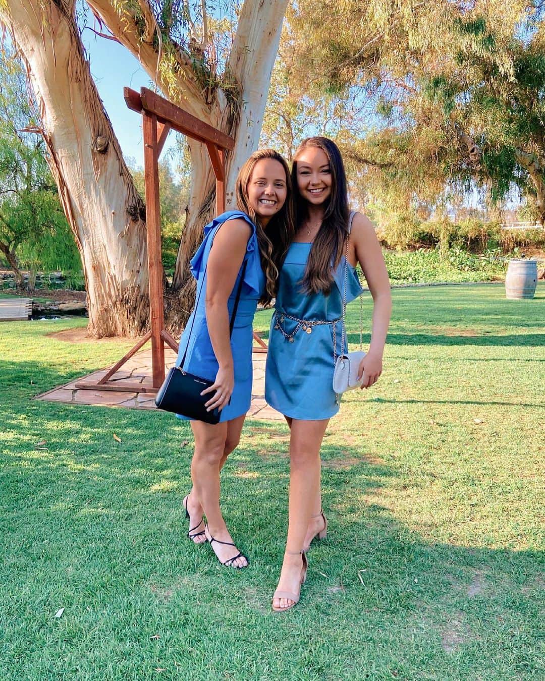 Meredith Fosterのインスタグラム：「April showers brought May flowers  What does June bring 🧐」