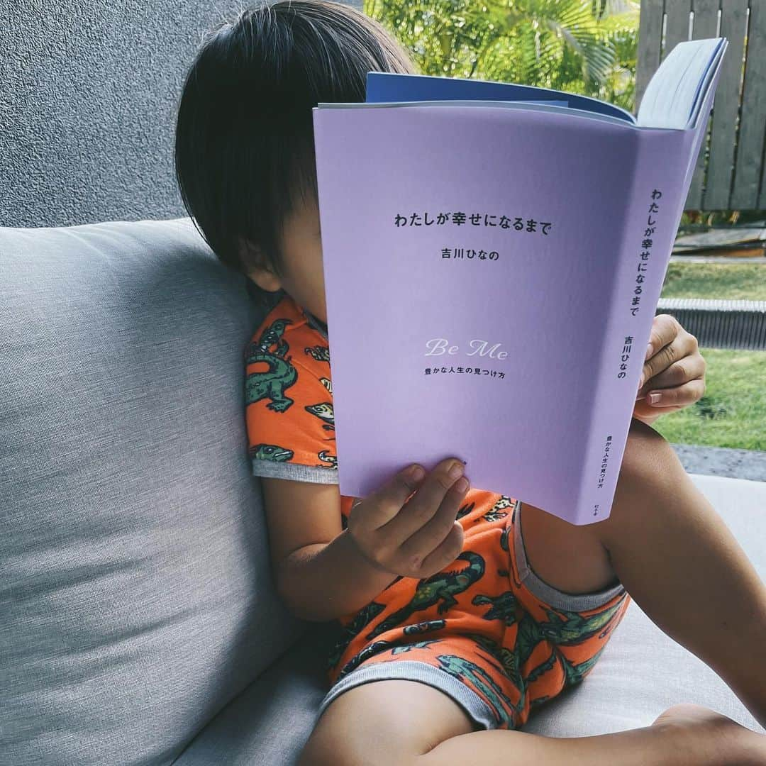 吉川ひなのさんのインスタグラム写真 - (吉川ひなのInstagram)「息子がわたしの本を持ってきて真剣に読んでいる。。。。♥️  まだ字とか読めないんだけど やけに真剣笑  なんだか嬉しい朝でした♡  さてと！！ わたしはみんながタグつけて（　#わたしが幸せになるまで ）書いてくれている感想を読みに行ってきます🥰  嬉しい感想ばっかりありがとう〜😍♥️  いいねしにいくから読んでくれた方はぜひタグつけてね〜☺️」6月3日 8時11分 - hinanoyoshikawa