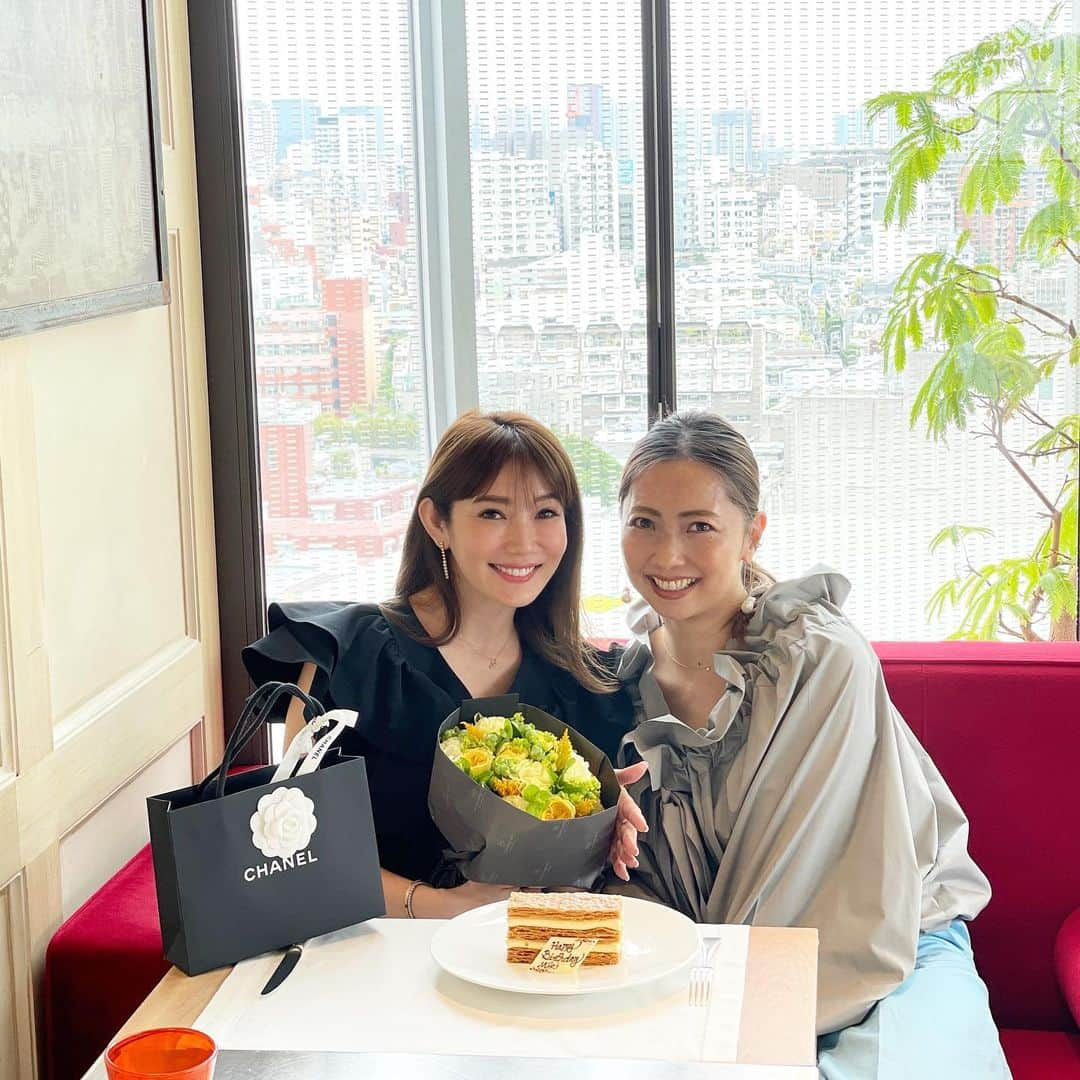 吉田美紀さんのインスタグラム写真 - (吉田美紀Instagram)「・ ・ 落ち着くほっこりなランチタイムは @sachiko__kurihara と♡ ・ お祝いしてくれてありがとう˚✧₊⁎ ・ こうやって共にバースデーを祝うのは何年目だろう？ ・ 5年前はああだったね？ 10年前はあんなことがあったね？ とお互いの歴史を振り返りながら…･:*+. ・ 色々変化がある中で変わらないものがある 幸せや安心を教えてくれる人♡♡ ・ ミキちゃんはいつもピンクもらってるでしょ？ だからあえての黄色💛と˚✧₊⁎ さっちゃんって色々わかってる☺︎･:*+. ・ #friend #bestie #bff #thankyou #lunch #benoit #ランチ #ブノワ #心友 #ありがとう」6月3日 8時20分 - miki__yoshida