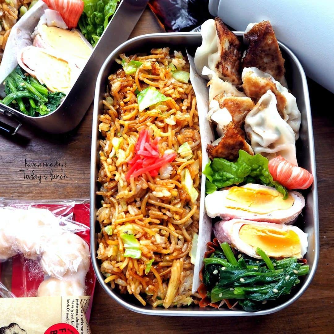 marimo まりものインスタグラム：「6.3(木)﻿ ﻿ ﻿ おはようございます☺︎︎﻿ 今日はそば飯＆餃子弁当です‪。﻿ ﻿ ﻿ そば飯﻿ 餃子﻿ ハムたまご﻿ ほうれん草ナムル﻿ かにかま﻿ ﻿ ﻿ なんだか茶色い💦﻿ お弁当2つ並べて写真撮ったけど﻿ 茶色い弁当が2つ並んだ破壊力たるや…😂﻿ あまりにコッテコテなので自粛です ‪w。﻿ ﻿ ﻿ 私の水分補給問題。﻿ 職場の人に﻿ 「水にレモン汁入れると飲みやすいよ」﻿ と教えてもらったので今週から実践。﻿ するとまぁ！﻿ あんなに飲めなかった水が﻿ ごくごくと飲めるではありませんか！﻿ 月曜から始めて、﻿ 昨日は850㎖飲めるまでに✨﻿ 成長〜👏🏻👏🏻﻿ レモン汁は入れすぎるのもなぁと思って﻿ 数滴にしてます。﻿ なのでレモンの風味はほんの少し。﻿ いろはすとかは飲めるんだけど﻿ そんなに毎日買うのもちょっと…と思ってたので﻿ これは助かる〜。﻿ ﻿ ﻿ さて、木曜日。﻿ 今日も頑張って行きましょう！﻿ ﻿ ﻿ ﻿ #instafood #お弁当作り #お弁当 #おひるごはん #おうちごはん #オベンタグラム #bentobox #ランチボックス #お弁当作り楽しもう部 #yummy #弁当 #旦那弁当 #macaroni #お弁当のおかず #foodie #フーディーテーブル#おべんとう #男子弁当#手作り弁当 #息子弁当 #今日のお弁当 #お弁当記録 #そば飯#餃子#そば飯＆餃子弁当#そば飯弁当#茶弁﻿ ﻿ ﻿」