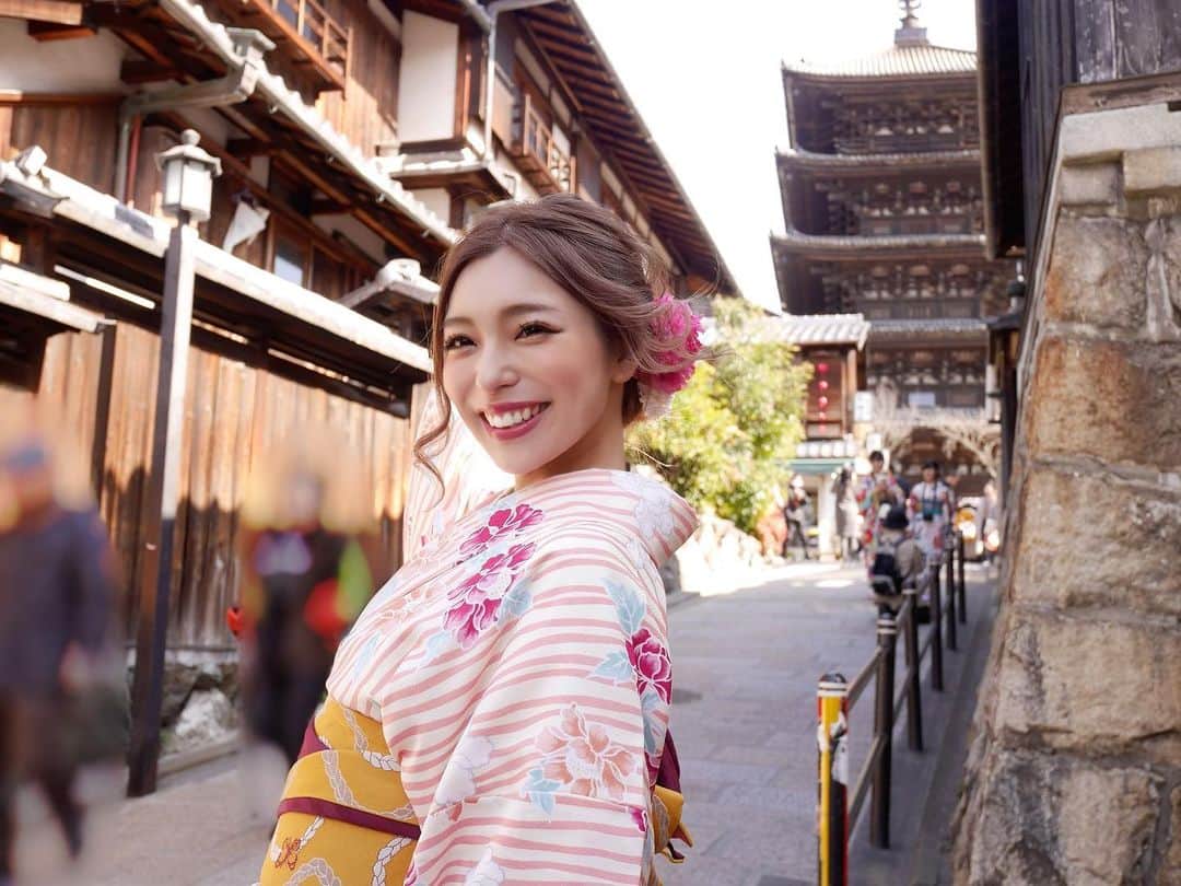 Hitomiのインスタグラム：「❤︎ おはようございます🤍 はんなり京都行きたいなあ🥺 ハンバーグのとくらに行きたいと 思いつつ4.5年も経ちました🤣 なかなかタイミング合わずすぎ笑 誰か連れてってください🥺 . #cyberjapan #サイバージャパン #cyberjapandancers #サイバージャパンダンサーズ #京都　#trip #旅行　#着物　#japan #kimono #👘」
