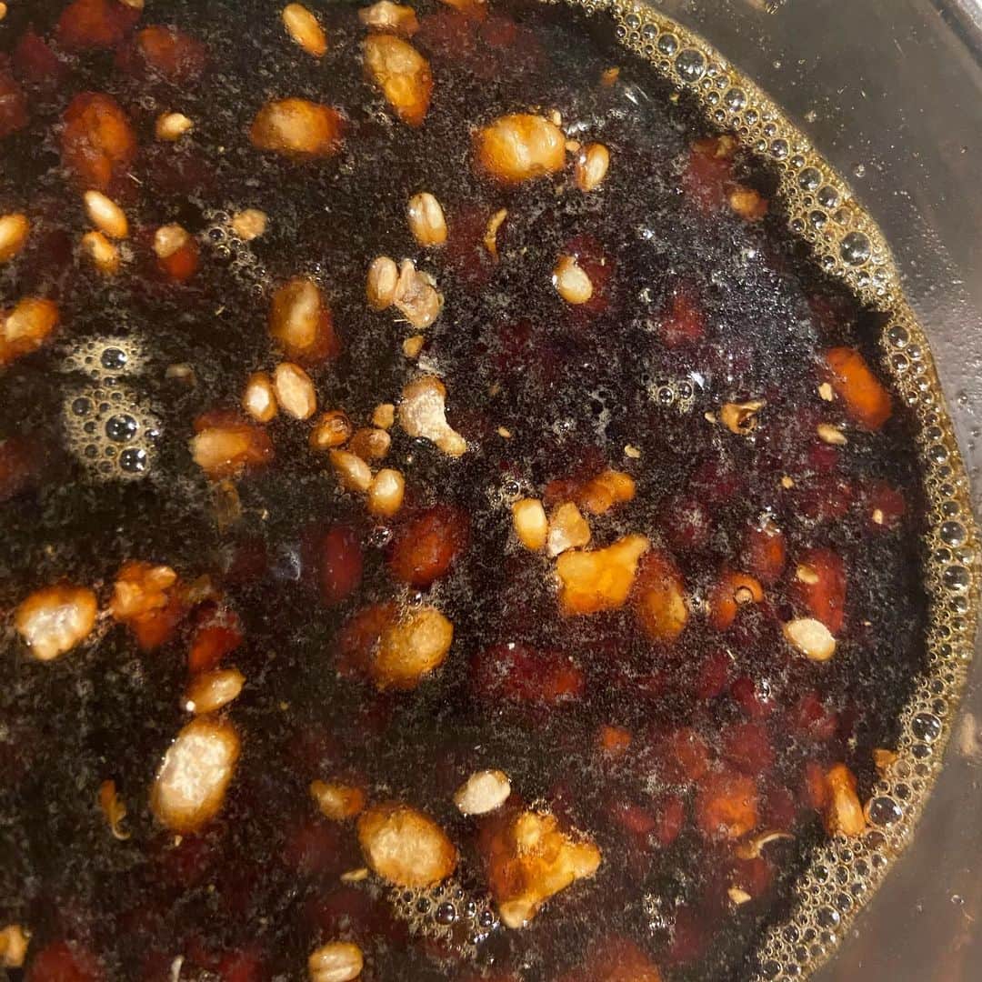 井上咲楽さんのインスタグラム写真 - (井上咲楽Instagram)「. ひしおを作りました！2種類のお醤油で作ってみると全然味が違う！実験してるみたいで楽しいです✨ 毎日味見していると毎日ちょっとずつ変わっていくのが面白い。わたしの家のに今たくさん発酵食品があって、たくさんの菌が生きてます！味噌、塩みりん、ぬか漬け、塩麹、レモン麹、醤油麹、ひしお…愛おしいなー。発酵は育成ゲームだと思ってます！今度は醤油つくりたい！」6月3日 20時08分 - bling2sakura