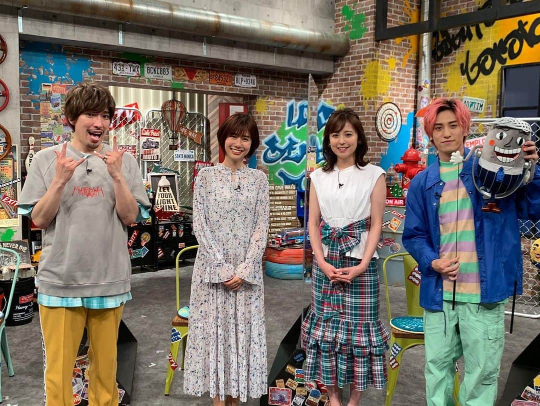フジテレビアナウンサーのインスタグラム：「* 今夜放送の『EXITV』に山﨑アナ・久慈アナが出演！  FODアナマガ『フジアナのいろイロ』のことも紹介してもらいました！  スタジオで『しふくらべ』👖👗を行ってEXITのお二人にガチ判定してもらいましたよ。  #EXITV #EXIT #FODアナマガ #フジアナのいろイロ #しふくらべ #山﨑夕貴 #久慈暁子 #マイク田悟」