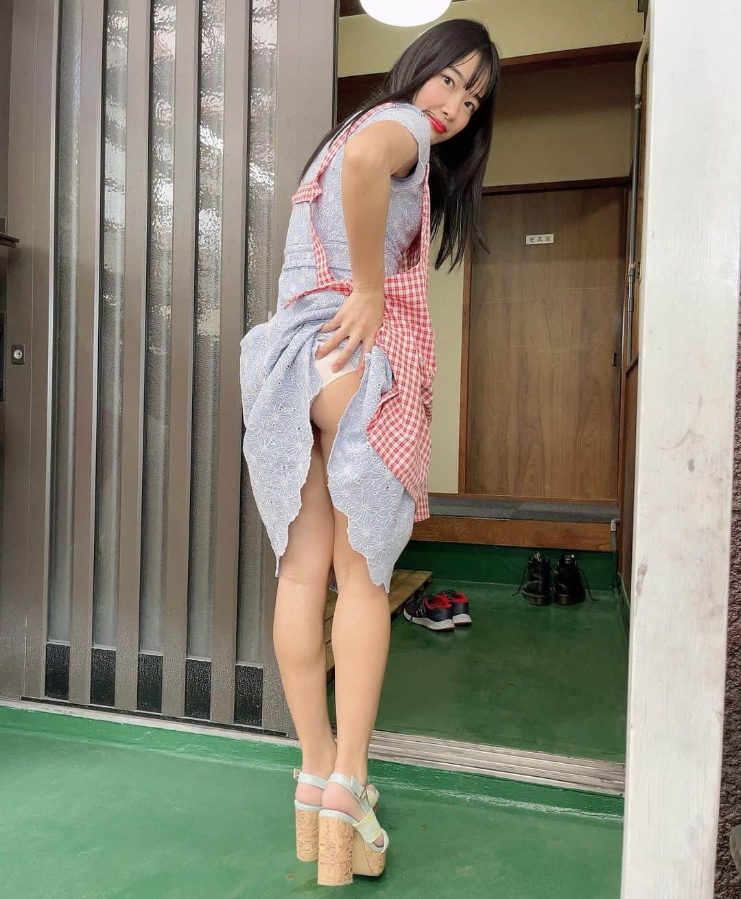 藍沢梨夏さんのインスタグラム写真 - (藍沢梨夏Instagram)「おかえりなさい。ご主人様😶 肩揉みとオイルマッサージどっちが良いかな？  #チラリズム探究家  #エプロン  #gravure  #フェチ  #グラビア #古民家  #お家グラビア  #サンダル」6月3日 19時00分 - rika.aisawa