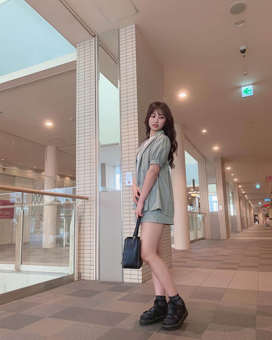 宮丸くるみのインスタグラム：「#くるみんコーデ 🧸  じっとしてるまともな写真1枚目だけ、笑  去年ゲットした #jouetie の #セットアップ 🌼  #bag ⇒ #rosebud  #shoes ⇒ #drmartens   ・ ・ ・  #リリバリ #lilyofthevalley #idol #アイドル #18歳 #ロングヘア #ぱっつん前髪 #シースルーバング #ロングヘア #巻き髪 #ロングヘア #黒髪 #ミントグリーン #ミントグリーンコーデ #夏コーデ #夏服 #サンダル #私服 #今日のコーデ #全身 #全身コーデ」