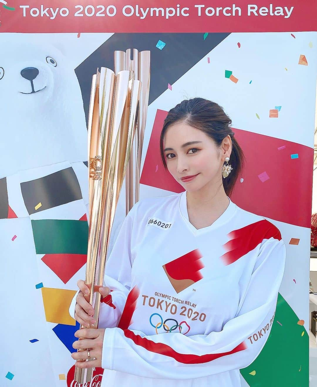 得あゆさんのインスタグラム写真 - (得あゆInstagram)「想いがたくさん詰まったトーチ🤍  富山県の聖火点火セレモニーに参加させて頂きました🔥 富山県は公道での走行が中止になりましたがこのような素敵な点火セレモニーを開催して頂き、参加する事ができてとても貴重な経験になりましたし、本当に感動しました🥺✨ ありがとうございました🤍 ・ ・ ・ ・ ・ ・ ・ ・ ・ ・ ・ ・ ・ ・ ・ ・ ・ ・ ・ ・ ・ ・ コロナ対策について 赤ちゃんもいるので、いつもコロナ対策は徹底していますが今回富山に帰るにあたって、2週間前からより一層コロナ対策を徹底いたしました！ ってほぼ家に引きこもってただけなんですけどね🤣 (PCR検査も72時間以内に行いました✨) 万が一のため誰にも接触せず、富山に帰ってきてからは実家にも帰らずホテルに泊まりました✨ 1日でも早くコロナが終息し、実家の家族に会える日が来るのを強く願います🥺✨ ・ #聖火ランナー#聖火リレー#富山#富山県#富山聖火リレー#富山聖火ランナー#東京オリンピック聖火リレー#点火セレモニー#高岡#高岡スポーツコア#ユニフォーム#トーチ#トーチキス#五箇山#南砺市#地元#五箇山合掌造り#感動#ありがとうございます#思い出#スポーツウェア#インスタ映え#カメラ女子#撮影#イベント#tokyoolympic#torch#olympic#olympicweightlifting#japanesegirl」6月3日 19時14分 - tokuayu819