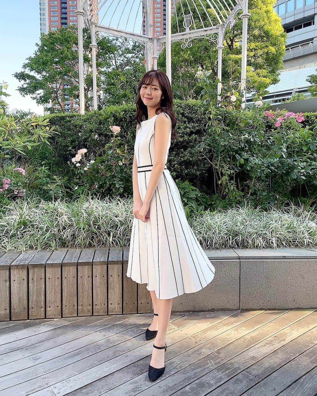 杉浦みずきのインスタグラム：「. めっちゃお気に入りのワンピース♡ 上品で大人可愛い☺️ 2枚目どこみてるん？？ ・ ・ @m_maglie_le_cassetto_official  のワンピだよん♡ #ワンピース #白ワンピ #サマーニット #ニットワンピース #ニットワンピ #ノースリーブワンピース」