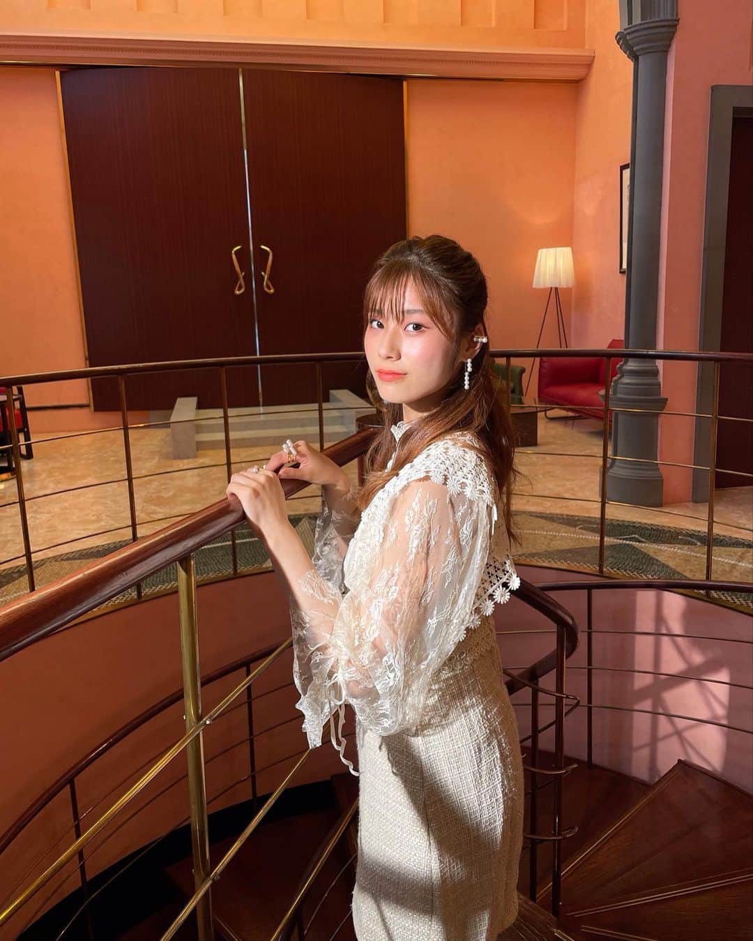 のインスタグラム：「. TASAKI × ELLE girl . Off Shot Part 3 . 撮影場所がとても可愛くて たくさん写真撮っちゃいました💗 . なおたろの左耳に注目！！ . ピアスとは別で、 イヤリングを横にして、 耳の上の方につけるっていうのが とっても可愛いくて気に入って、 衣装2パターンどちらのバージョンも 片耳につけています🧏‍♀️ 可愛くないですかこの付け方！！！ . オフショットはこれで終わりですが 本当に素敵な撮影で、 大好きな皆さんと撮影できて、 お姉さん達にも優しくしてもらえて とても楽しかったです😉 ありがとうございました💗 . 皆さんも是非バランスダンス 挑戦してみてください！！ . . . . #TASAKI #TASAKIbalance #balancestep #mikiko先生  #タサキ #タサキバランス  #ELLEgirlPromotion #bboy #bgirl #breakdance #powermove」