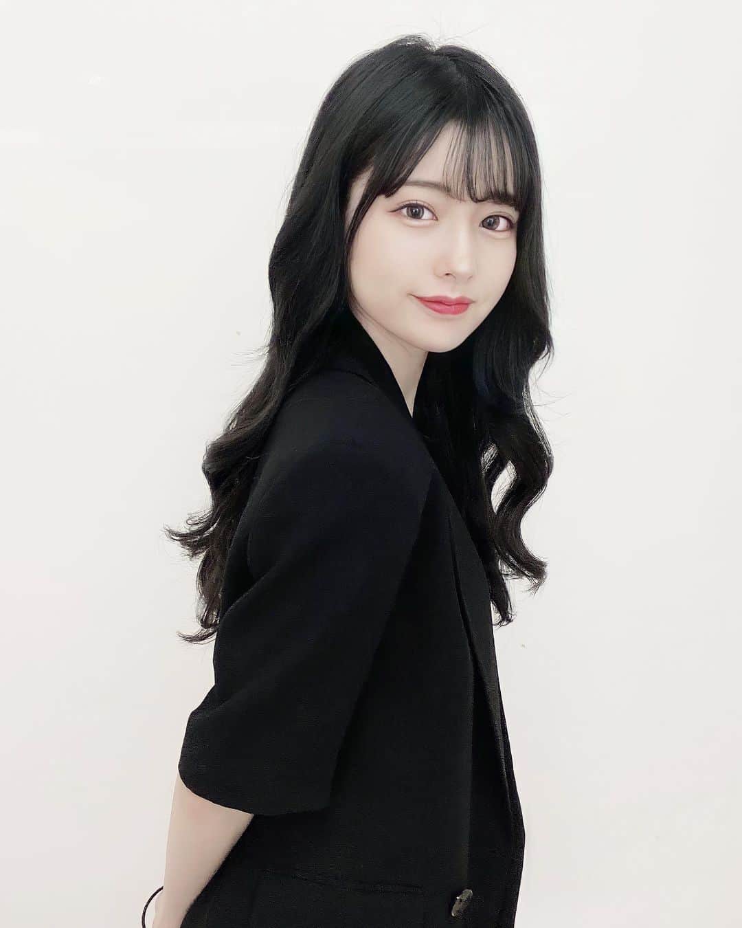 sarimaru(国木田さりまる)のインスタグラム：「実際写真より2倍は肌黒いけど今年は美白目指すぞということで白肌に似合う黒髪ロングにしてみました。 おすすめの美白ケア教えてください💭」