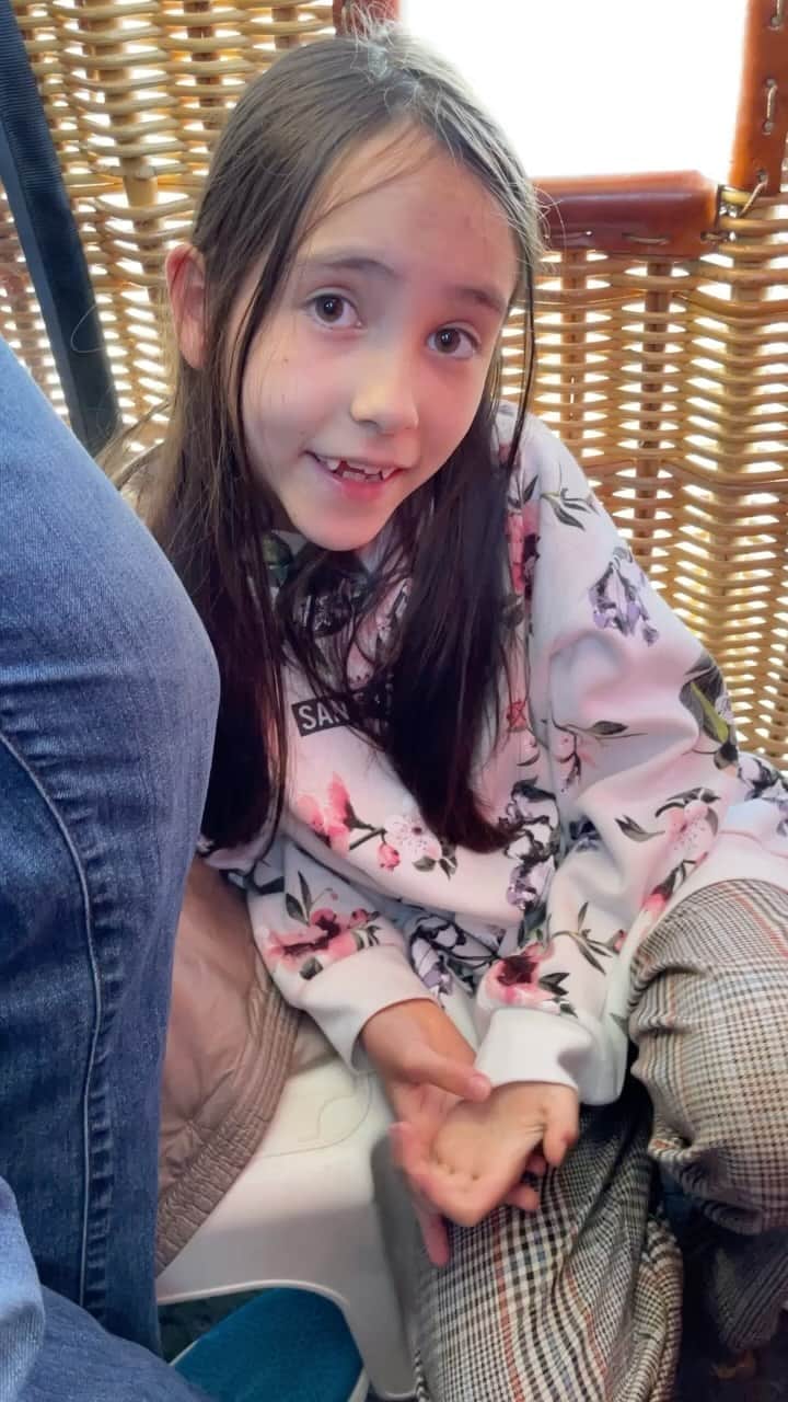 のインスタグラム：「さて今りこはどこにいるでしょうか？  こっこでーす！ここ、ここ！  質問全然違いますね😂  #りありこチャンネル  #気球 #スペイン  @jun_yt_  @marcobertolio @kaikai221  @im_kazu_boys  @lowcostailerons  @by_shiori_」