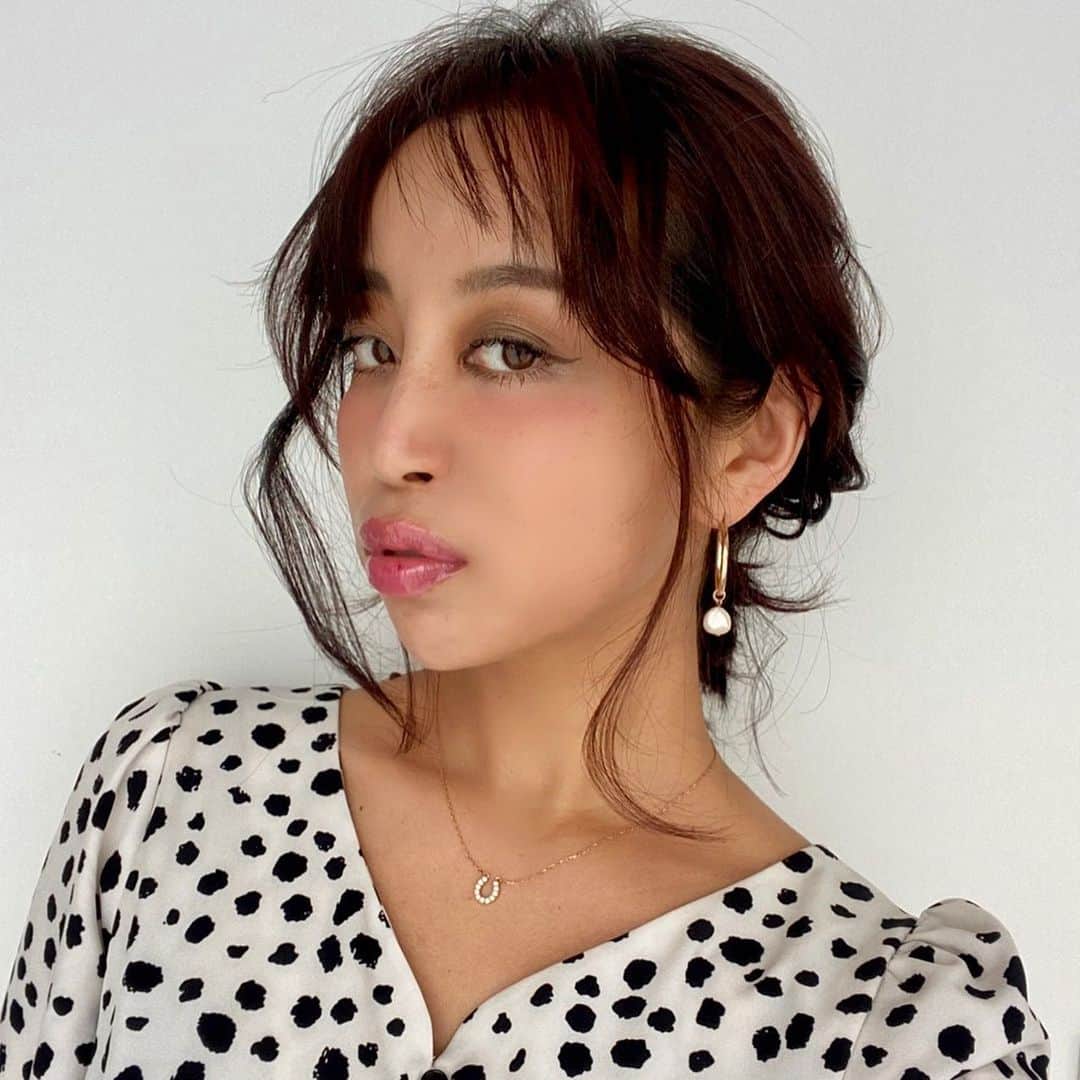 PINKYのインスタグラム：「前髪を切りました💇🏻‍♀️💈  @grayz_osaka @toyo0411 いつもありがとうございます🙏🌟  ピアスとネックレスは @amate_bijou 🦪💫🌹  ・・・  #love #happy #family #mamalife #bangs #haircut」