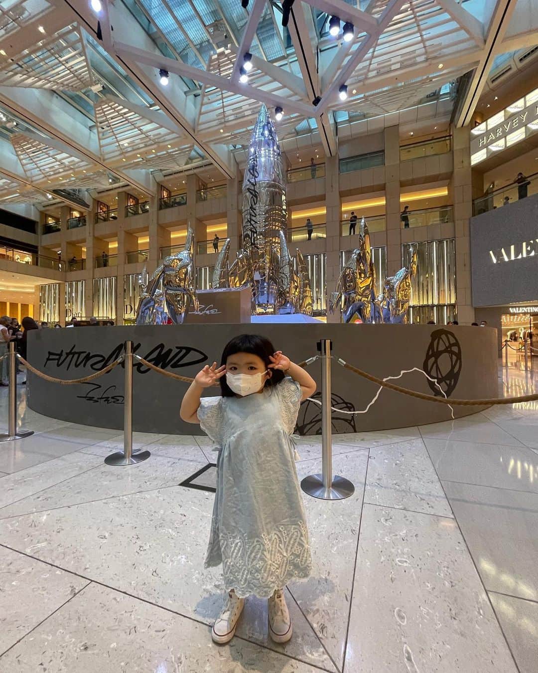 サム・リーのインスタグラム：「Lucy：爸爸呢架飛機個様咁奇怪嘅🚀   #FUTURALAND @futuradosmil  @arr.allrightsreserved @landmarkhk  @belowground.hk」