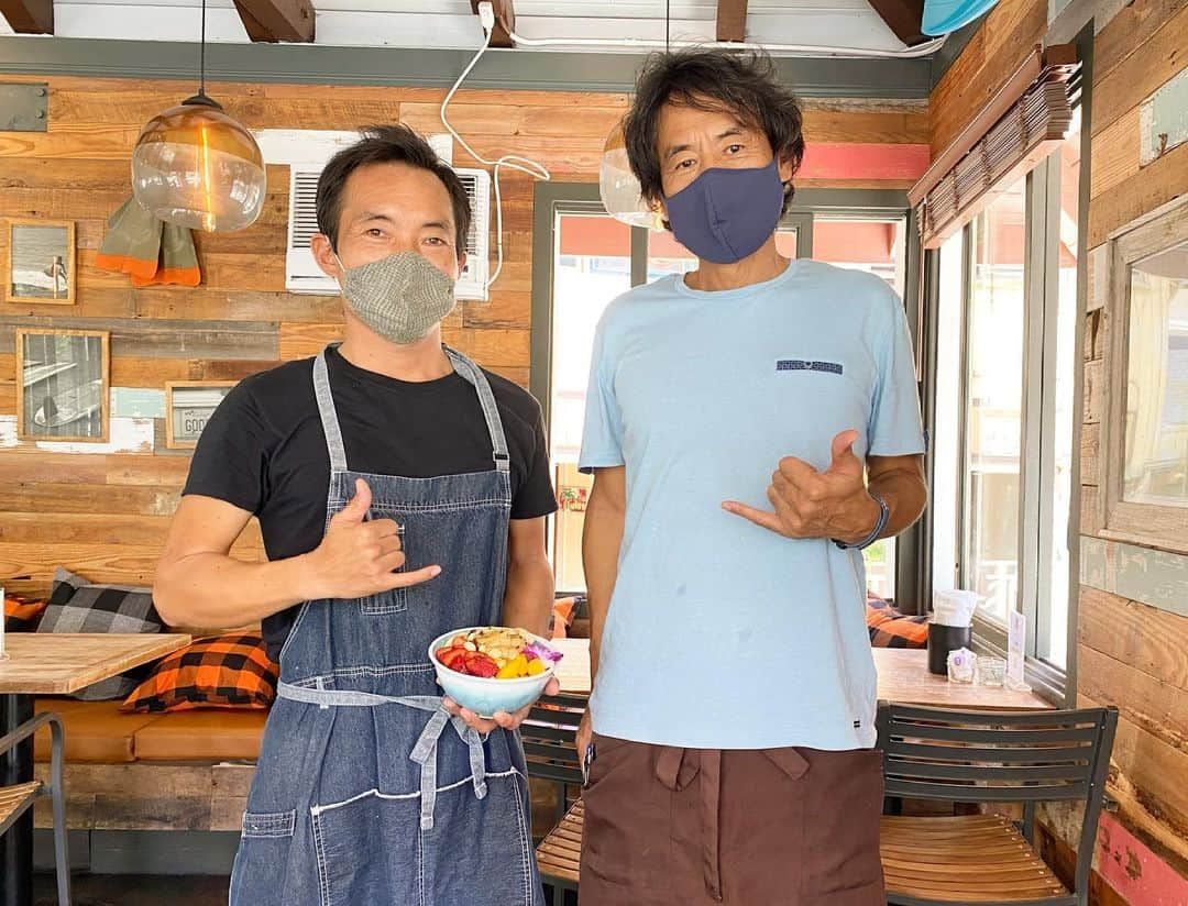 マキ・コニクソンさんのインスタグラム写真 - (マキ・コニクソンInstagram)「今日のランチは5月5日に 再開した”Goofy Cafe and Dine”  お帰りなさい！待ってました！(^ ^)  やっと大好きなカフクコーン🌽のFried Riceが食べれた！ウルトラマンみたいな Loco Mocoも新しいメニューの Machado Acai Bowlも全部100点満点！ 美味しかった！Yummy!!  何を食べてもハズさないのがGoofy!! 😊😊  店内は州令で席と席の距離を一定に保たないといけないから満席でも50%の稼働率。 外はお客さんがたくさん待っていました！  でも久々にGoofyの美味しい ご飯が食べれて幸せ！❤️❤️  店長のヤスさん、 シェフのコウキ君 ご馳走様でした！🙏🏻 美味しかったです！😋  #ハワイの美味しいお店のおすそ分け🤙🏼  #ハワイ貯金お願いします🙏🏻  #再開おめでとう🎉」6月3日 11時05分 - makikonikson