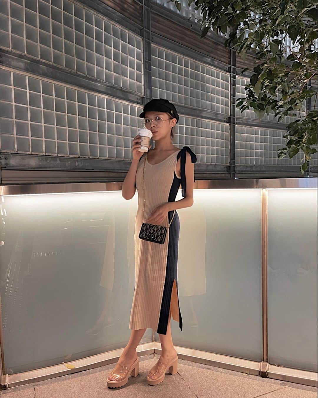中村香夏のインスタグラム：「. 暖かくてもhot頼みたくなる♨️ 最近すっごくちょうどいい気温🍃  OP→ @selectshop__milkyway さんの👗 たまには大人っぽく💄 .」