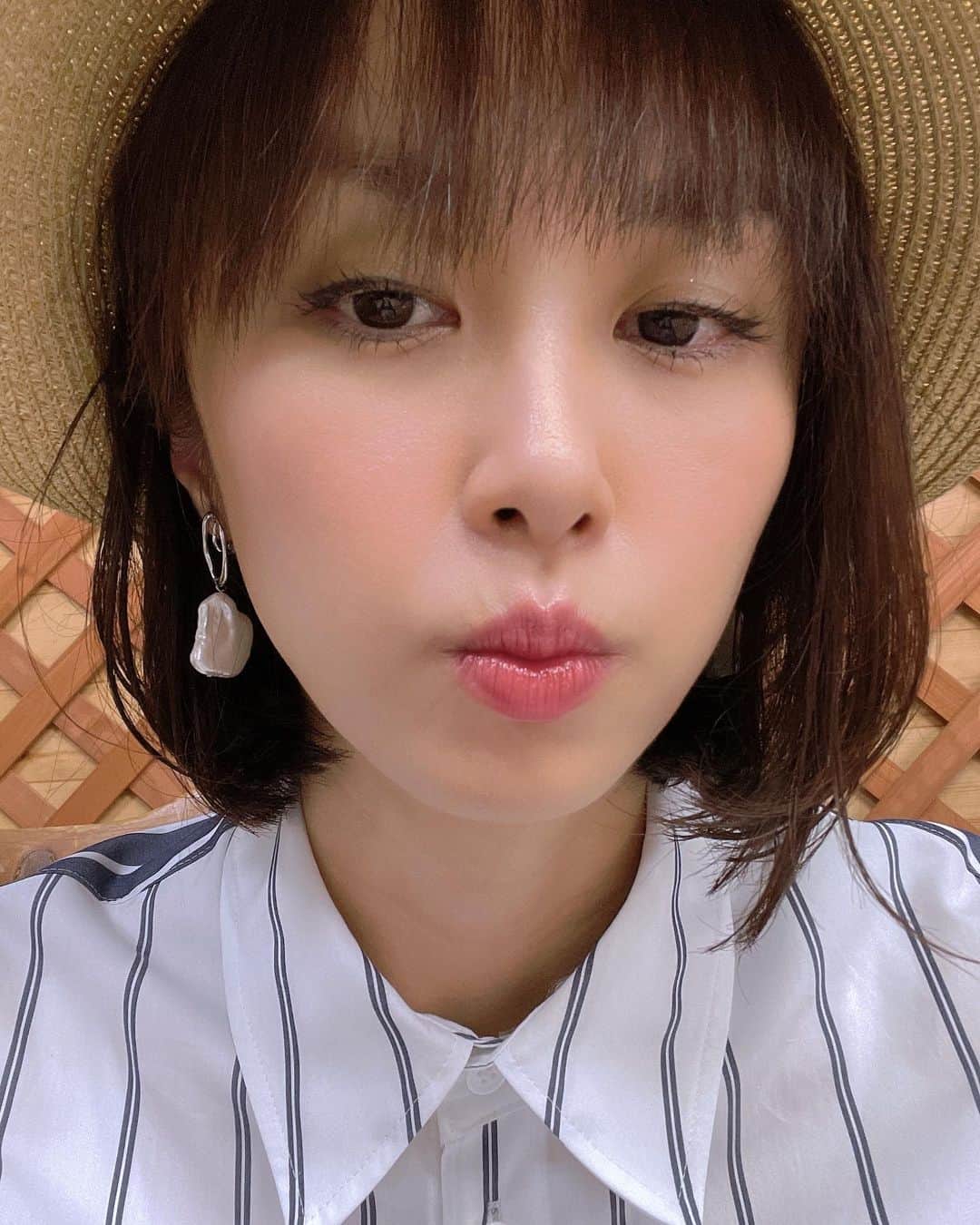 山口もえのインスタグラム：「・  梅雨の時期になると前髪が ニワトリ🐔のとさかみたいになる。 こっちに向かって生えて なんであっちに曲がるの？って💦 根元からすごいくせ毛なの😭 だから！！ 縮毛矯正したもんねー👍 「もう無敵さ！！」な顔…笑  #梅雨#前髪だけくせ毛#くせ毛  #ほっとくとあっちゃこっちゃ向いてる…笑」
