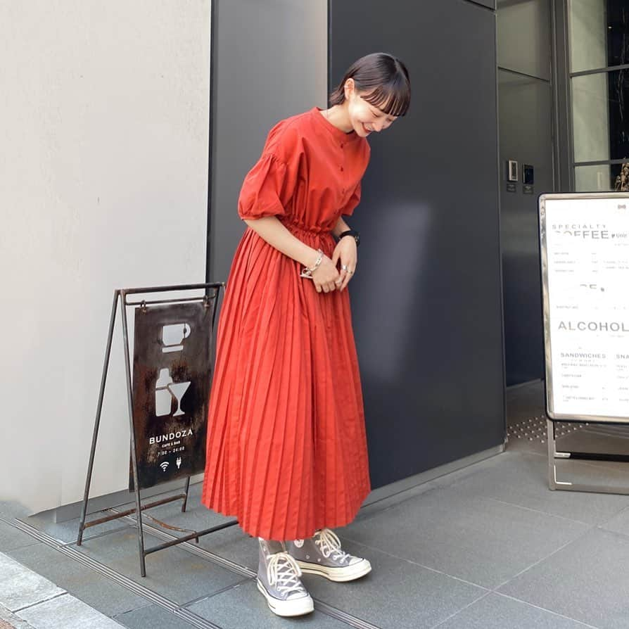 磯俣愛さんのインスタグラム写真 - (磯俣愛Instagram)「\ #あいちゃんcloset / 🍅🍊🍅🍊🍅🍊🍅🍊 みたいな色味のワンピース‼︎ 超可愛い〜 プリーツになってるし ウエスト絞ってスタイルアップにもなる☺︎ . . . 靴すんごい迷って、迷って迷って チャックテイラーのグレーにした🤔💭 . . . . #editgris#converse#ct#ct70 #chucktaylor#チャックテイラー#コンバース #ワンピース#ワンピースコーデ#スニーカー #スニーカーコーデ#コンバースコーデ #カジュアルコーデ#カジュアルファッション  #カジュアル#赤コーデ#オレンジコーデ＃夏服コーデ」6月3日 12時10分 - ai_isomata