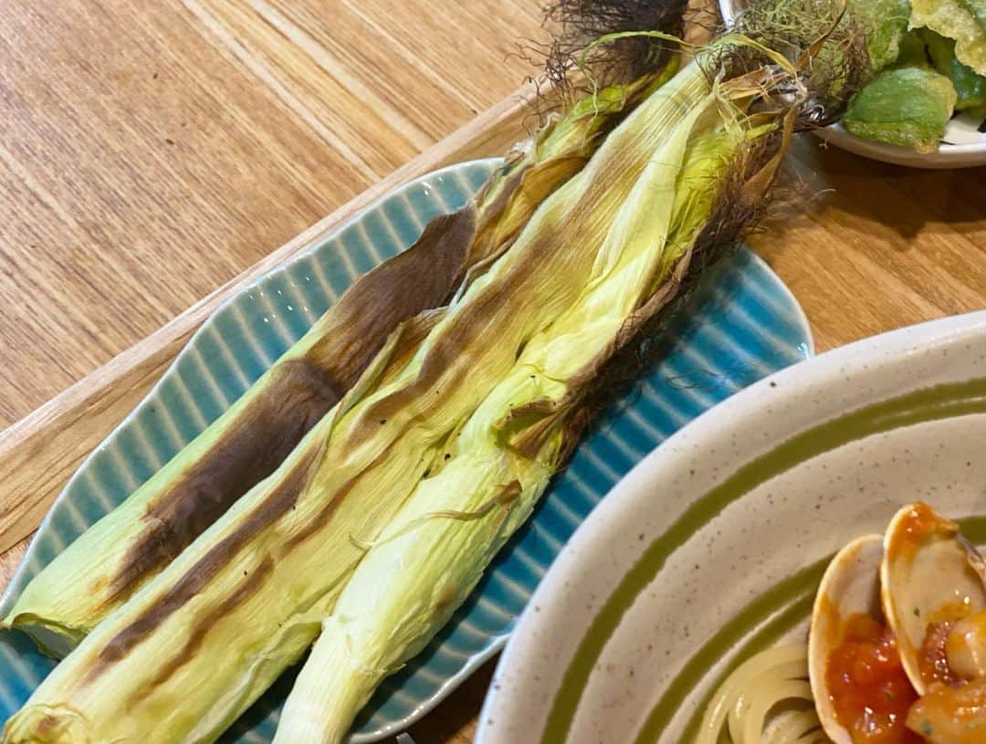クロさんのインスタグラム写真 - (クロInstagram)「昨日の晩御飯👩🏽‍🍳🤍﻿ 魚介たくさんのペスカトーレ✨✨﻿ ちとしょっぱくて、こくがなぜかなかってので次回リベンジのまき。﻿ ﻿ 初めて焼いて食べた、ヤングコーン美味しかった！炉端焼きみたい！また買おう🤤🤤﻿ ﻿ ✔︎ペスカトーレスパゲティ﻿ ✔︎玉ねぎスープ﻿ ✔︎胸肉とキャベツの中華和え﻿ ✔︎ピーマンしらすとシーチキン﻿ ✔︎ヤングコーン素焼き ✔︎スナップエンドウの天ぷら（実家より）﻿ でした！！﻿ ﻿ 詳しいレシピなどはブログに書いてます✍🏽✍🏽﻿ ﻿ #実家の天ぷらうんま〜 #定食ご飯 #おうちごはん #自分のご飯食べたくない隊 #ご飯作りのスイッチの入れ方すぐ忘れる隊 #定食ご飯 #今日の晩御飯 つくりおき食堂まりえ #お家ごはん #おうちごはん #時短ご飯 #dinner #簡単レシピ #レシピ #電子レンジご飯 #時短レシピ#yummy #delistagrammer #homecooking #tokyo #japanesefood #instafood #foodstagram #クロリサ的自炊 #おうちご飯 #クッキングラム #晩ごはん #instagood #instalike #tokyo #可愛い #大好き」6月3日 12時38分 - kuro_risa