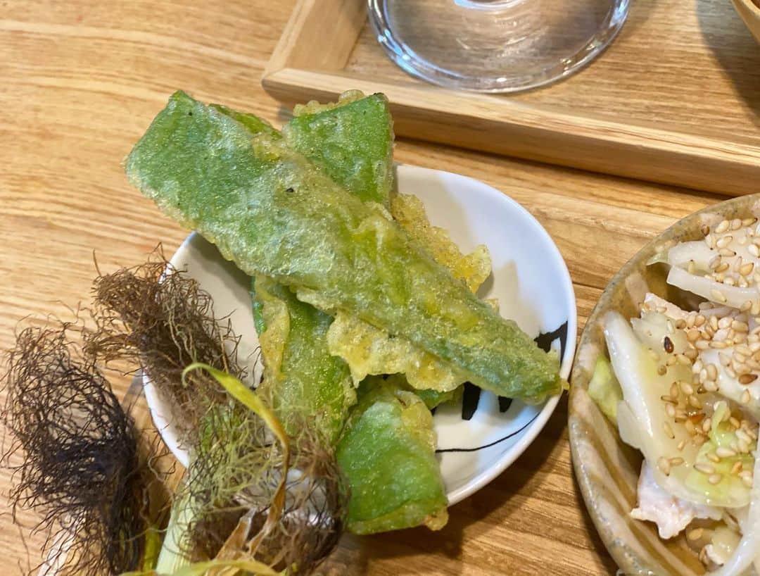 クロさんのインスタグラム写真 - (クロInstagram)「昨日の晩御飯👩🏽‍🍳🤍﻿ 魚介たくさんのペスカトーレ✨✨﻿ ちとしょっぱくて、こくがなぜかなかってので次回リベンジのまき。﻿ ﻿ 初めて焼いて食べた、ヤングコーン美味しかった！炉端焼きみたい！また買おう🤤🤤﻿ ﻿ ✔︎ペスカトーレスパゲティ﻿ ✔︎玉ねぎスープ﻿ ✔︎胸肉とキャベツの中華和え﻿ ✔︎ピーマンしらすとシーチキン﻿ ✔︎ヤングコーン素焼き ✔︎スナップエンドウの天ぷら（実家より）﻿ でした！！﻿ ﻿ 詳しいレシピなどはブログに書いてます✍🏽✍🏽﻿ ﻿ #実家の天ぷらうんま〜 #定食ご飯 #おうちごはん #自分のご飯食べたくない隊 #ご飯作りのスイッチの入れ方すぐ忘れる隊 #定食ご飯 #今日の晩御飯 つくりおき食堂まりえ #お家ごはん #おうちごはん #時短ご飯 #dinner #簡単レシピ #レシピ #電子レンジご飯 #時短レシピ#yummy #delistagrammer #homecooking #tokyo #japanesefood #instafood #foodstagram #クロリサ的自炊 #おうちご飯 #クッキングラム #晩ごはん #instagood #instalike #tokyo #可愛い #大好き」6月3日 12時38分 - kuro_risa