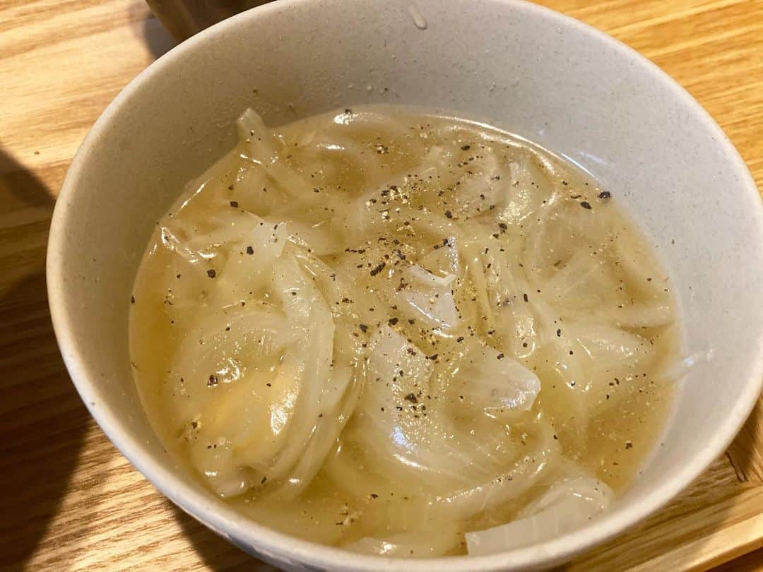 クロさんのインスタグラム写真 - (クロInstagram)「昨日の晩御飯👩🏽‍🍳🤍﻿ 魚介たくさんのペスカトーレ✨✨﻿ ちとしょっぱくて、こくがなぜかなかってので次回リベンジのまき。﻿ ﻿ 初めて焼いて食べた、ヤングコーン美味しかった！炉端焼きみたい！また買おう🤤🤤﻿ ﻿ ✔︎ペスカトーレスパゲティ﻿ ✔︎玉ねぎスープ﻿ ✔︎胸肉とキャベツの中華和え﻿ ✔︎ピーマンしらすとシーチキン﻿ ✔︎ヤングコーン素焼き ✔︎スナップエンドウの天ぷら（実家より）﻿ でした！！﻿ ﻿ 詳しいレシピなどはブログに書いてます✍🏽✍🏽﻿ ﻿ #実家の天ぷらうんま〜 #定食ご飯 #おうちごはん #自分のご飯食べたくない隊 #ご飯作りのスイッチの入れ方すぐ忘れる隊 #定食ご飯 #今日の晩御飯 つくりおき食堂まりえ #お家ごはん #おうちごはん #時短ご飯 #dinner #簡単レシピ #レシピ #電子レンジご飯 #時短レシピ#yummy #delistagrammer #homecooking #tokyo #japanesefood #instafood #foodstagram #クロリサ的自炊 #おうちご飯 #クッキングラム #晩ごはん #instagood #instalike #tokyo #可愛い #大好き」6月3日 12時38分 - kuro_risa