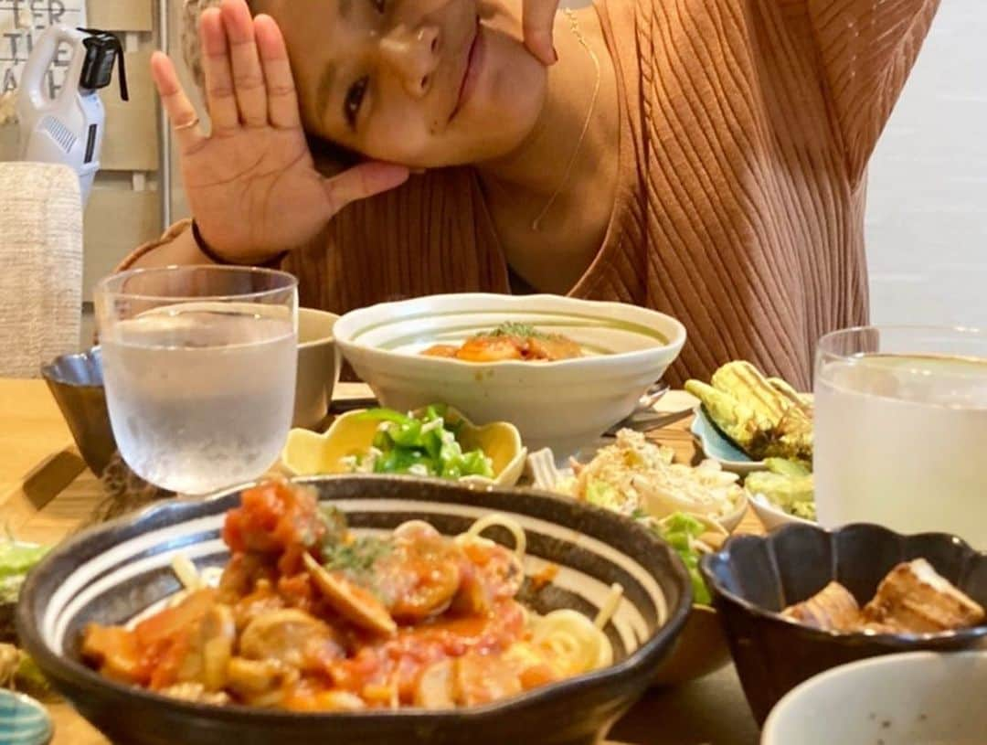 クロさんのインスタグラム写真 - (クロInstagram)「昨日の晩御飯👩🏽‍🍳🤍﻿ 魚介たくさんのペスカトーレ✨✨﻿ ちとしょっぱくて、こくがなぜかなかってので次回リベンジのまき。﻿ ﻿ 初めて焼いて食べた、ヤングコーン美味しかった！炉端焼きみたい！また買おう🤤🤤﻿ ﻿ ✔︎ペスカトーレスパゲティ﻿ ✔︎玉ねぎスープ﻿ ✔︎胸肉とキャベツの中華和え﻿ ✔︎ピーマンしらすとシーチキン﻿ ✔︎ヤングコーン素焼き ✔︎スナップエンドウの天ぷら（実家より）﻿ でした！！﻿ ﻿ 詳しいレシピなどはブログに書いてます✍🏽✍🏽﻿ ﻿ #実家の天ぷらうんま〜 #定食ご飯 #おうちごはん #自分のご飯食べたくない隊 #ご飯作りのスイッチの入れ方すぐ忘れる隊 #定食ご飯 #今日の晩御飯 つくりおき食堂まりえ #お家ごはん #おうちごはん #時短ご飯 #dinner #簡単レシピ #レシピ #電子レンジご飯 #時短レシピ#yummy #delistagrammer #homecooking #tokyo #japanesefood #instafood #foodstagram #クロリサ的自炊 #おうちご飯 #クッキングラム #晩ごはん #instagood #instalike #tokyo #可愛い #大好き」6月3日 12時38分 - kuro_risa