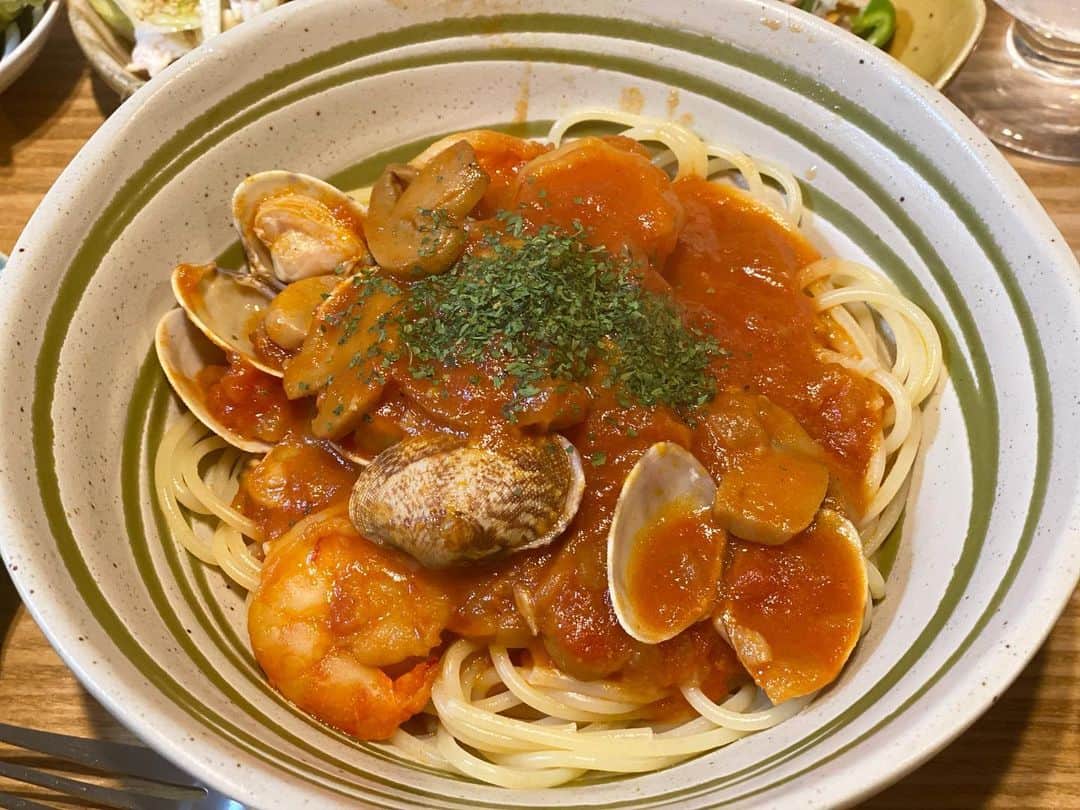 クロさんのインスタグラム写真 - (クロInstagram)「昨日の晩御飯👩🏽‍🍳🤍﻿ 魚介たくさんのペスカトーレ✨✨﻿ ちとしょっぱくて、こくがなぜかなかってので次回リベンジのまき。﻿ ﻿ 初めて焼いて食べた、ヤングコーン美味しかった！炉端焼きみたい！また買おう🤤🤤﻿ ﻿ ✔︎ペスカトーレスパゲティ﻿ ✔︎玉ねぎスープ﻿ ✔︎胸肉とキャベツの中華和え﻿ ✔︎ピーマンしらすとシーチキン﻿ ✔︎ヤングコーン素焼き ✔︎スナップエンドウの天ぷら（実家より）﻿ でした！！﻿ ﻿ 詳しいレシピなどはブログに書いてます✍🏽✍🏽﻿ ﻿ #実家の天ぷらうんま〜 #定食ご飯 #おうちごはん #自分のご飯食べたくない隊 #ご飯作りのスイッチの入れ方すぐ忘れる隊 #定食ご飯 #今日の晩御飯 つくりおき食堂まりえ #お家ごはん #おうちごはん #時短ご飯 #dinner #簡単レシピ #レシピ #電子レンジご飯 #時短レシピ#yummy #delistagrammer #homecooking #tokyo #japanesefood #instafood #foodstagram #クロリサ的自炊 #おうちご飯 #クッキングラム #晩ごはん #instagood #instalike #tokyo #可愛い #大好き」6月3日 12時38分 - kuro_risa