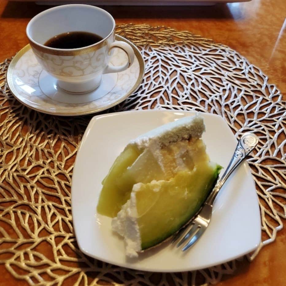 武東由美さんのインスタグラム写真 - (武東由美Instagram)「若い時はケーキ1ホール食べれました！ 今は無理ですが 久々にケーキの王様に出会った気分！  #武東由美#モト冬樹#ケーキ #ケーキ大好き #新宿たかの #takano #メロン #20代 #毎日食べた #けーきやさん #けーきだいすき」6月3日 13時00分 - pochalime12