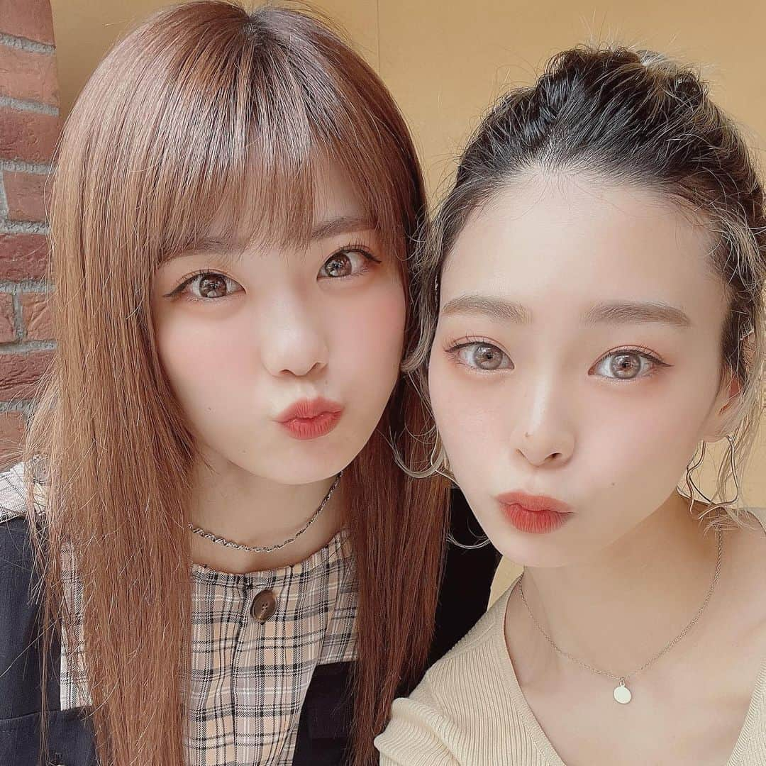 川村虹花のインスタグラム：「こないだリサとランチしてきたよー！ 久しぶりに会えて嬉しかったー！！❤️ 出会ってから10年近く経ってるけど、こうやってご飯に行くのははじめて！ やっとだね🥰！！！ 沢山お話もできた✨ あっという間だった😭 また会おー☺️☺️☺️  #crisscross  #表参道カフェ  #表参道ランチ」