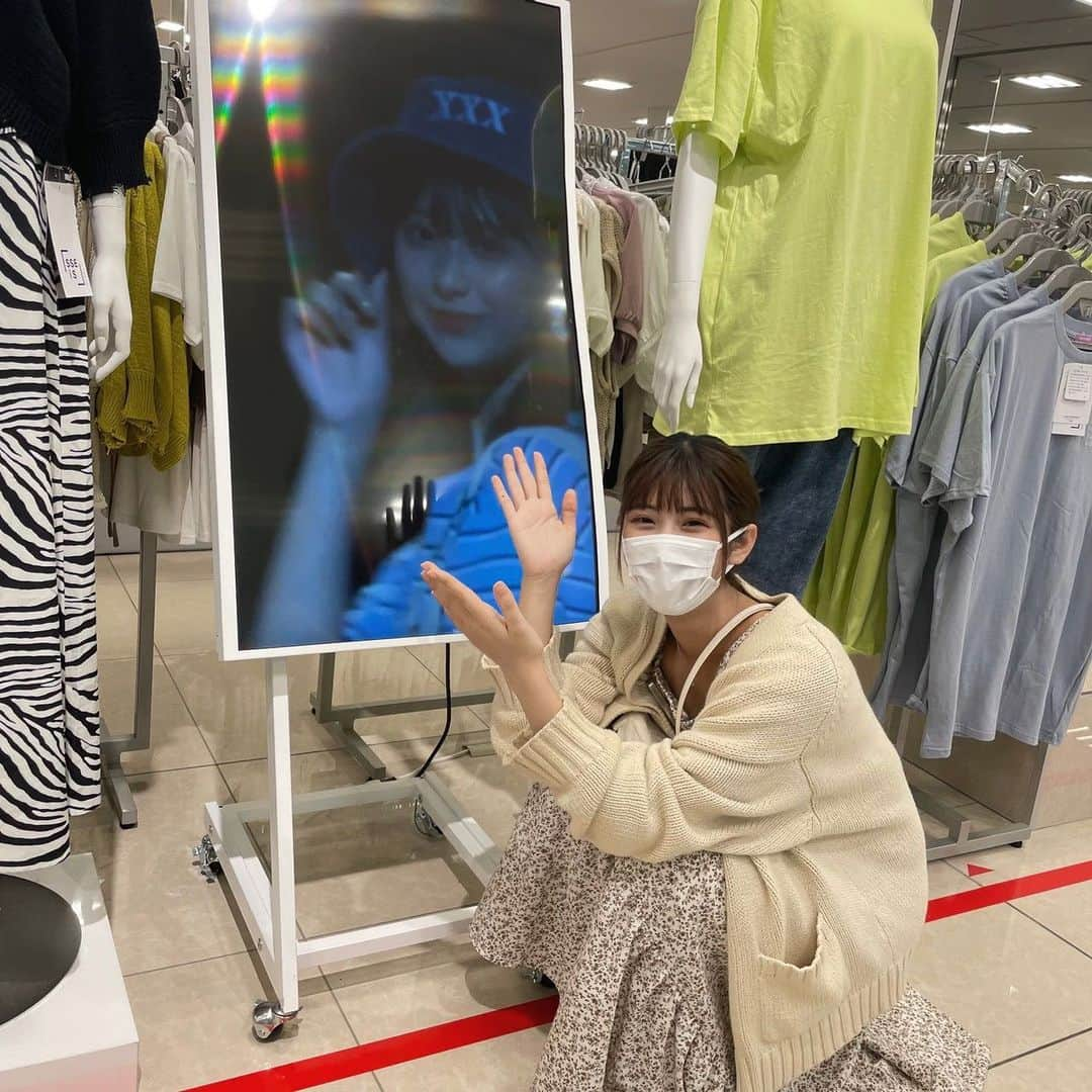 横田未来さんのインスタグラム写真 - (横田未来Instagram)「SSEiSのお洋服がしまむらの  一部店舗で販売開始してるよ🛍 打ち合わせのときお店に見に行ってきた！！ やっとお洋服がお店に並んで嬉しい🥺  販売店舗は @sseis_official のプロフィールTOPハイライトからcheckしてね🧞‍♂💙💙 #SSEiS#しまむら#エッセイズ」6月3日 20時21分 - mirai_yokoda