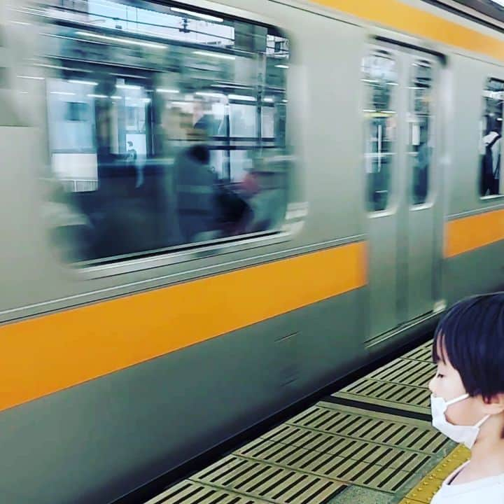 とくこのインスタグラム：「209系が来たのに乗るなり寝てしまった息子。「せっかく乗れたのにすぐ寝ちゃたね。もったいない。」と言ったら「寝てないよ。209の、テー⤴️テーー⤴️テーーー⤴️が聞きたくて目を閉じてたの」と、VVVF音を堪能されてたようでした。 あ、、、失礼しやした。  #ついにモーター音堪能しだした #教えてないのに #違いがわかる男 #VVVF #209系 #中央線 #子鉄 #ママ鉄 #テーテーテー #プワーーーン」