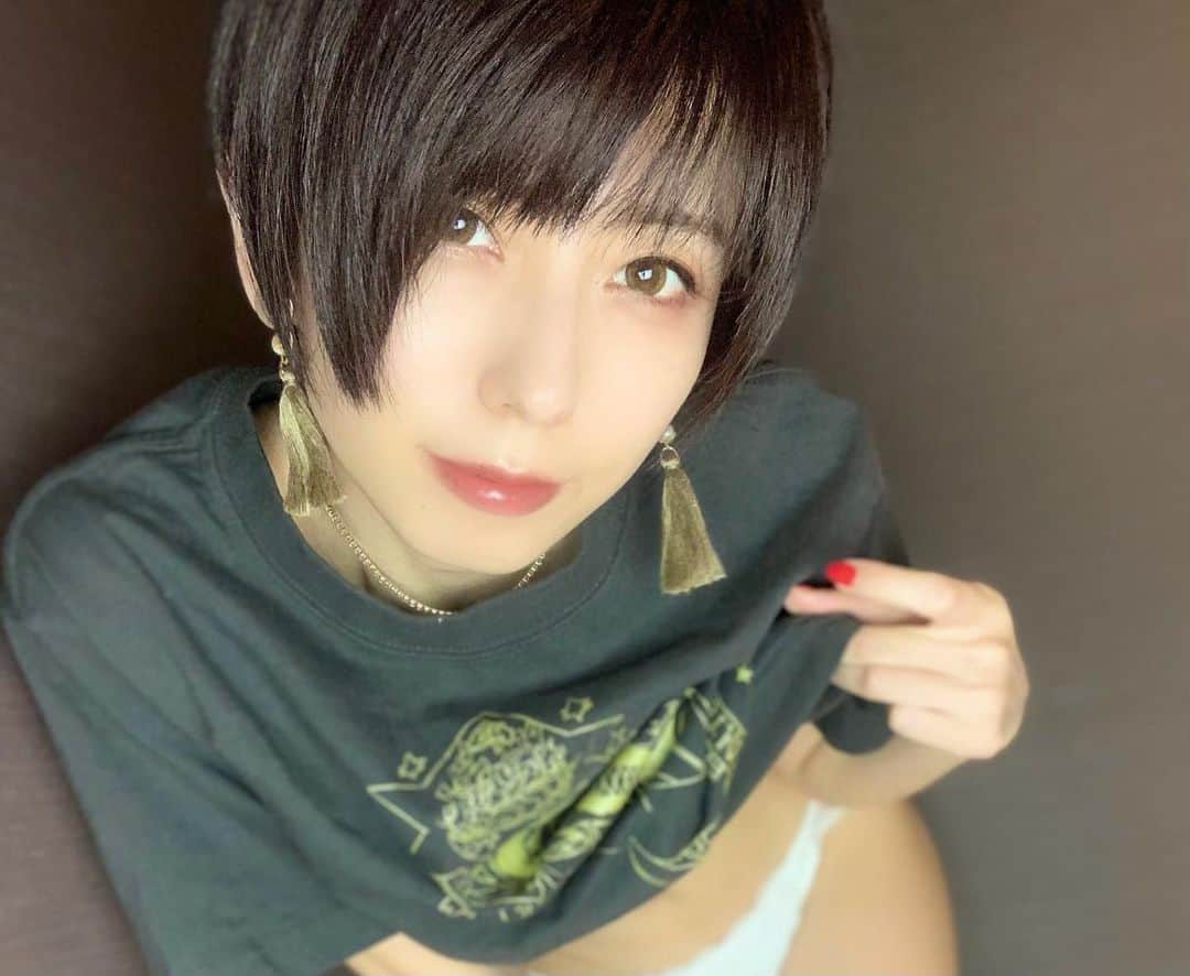 乃亜のインスタグラム：「❤︎ ・ ・ ・ #portrait #shotting #Japanesegirl #followme #selfie #Tシャツ #ショートヘア  #自撮り #グラビア #被写体  #セクシーショット #セクシー女優 #痴女優 #痴女 #乃亜 #インスタグラビア」