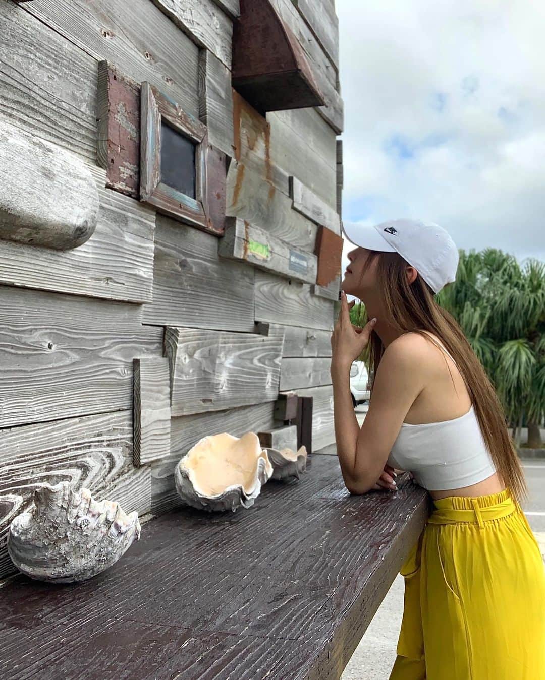 のインスタグラム：「自分では気が付かないけど こう見ると髪伸びたなぁ🤔  このyellowのハイウエストパンツ、 色が好きで丈もちょうどよくてお気に入りだけど 一昨年から履いてるから ちょっとヨレてきてる🥲  そして コレをどこで買ったかをまた覚えてない🥲 （タグがかゆい場合すぐ切っちゃうのよねー🥺）  みんなはタグはそのまま派？ かゆくて切っちゃう派？ ────────────────────────── #ootd#ootdfashion #summerfashion #ロングヘア #longhair #夏コーデ#nike#時差投稿」