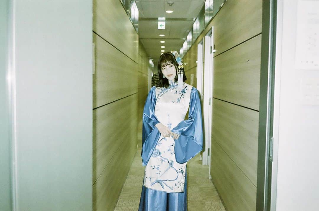 横山由依のインスタグラム：「フライングゲットのMVで着ていた衣装💙🤍 もうあれから10年ですね、懐かしい！  #AKB48 #filmphotography #filmcamera」
