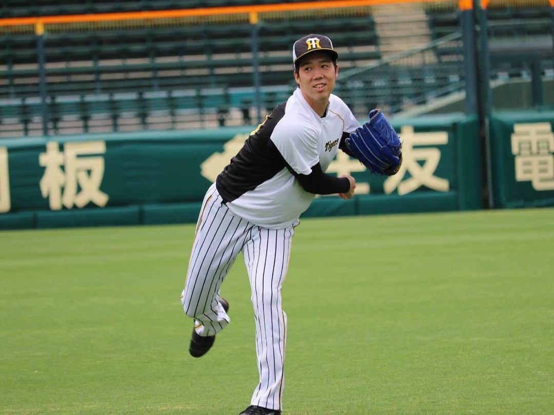 阪神タイガースさんのインスタグラム写真 - (阪神タイガースInstagram)「本日も甲子園でオリックス戦です‼︎  試合前練習の様子をお届けします！  #近本光司 選手#青柳晃洋 選手#江越大賀 選手#ジェフリーマルテ 選手#陽川尚将 選手#藤本敦士 コーチ #阪神タイガース#挑超頂  #セパ交流戦 #関西ダービー」6月3日 16時32分 - hanshintigers_official