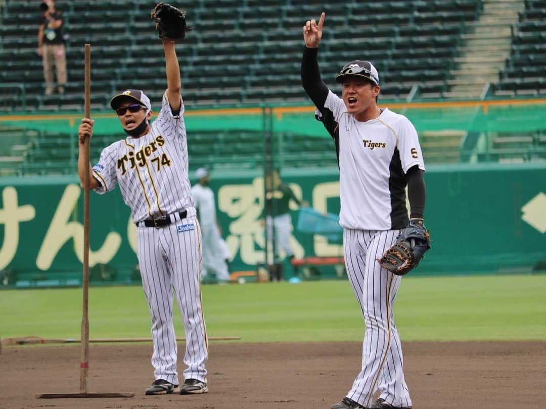 阪神タイガースさんのインスタグラム写真 - (阪神タイガースInstagram)「本日も甲子園でオリックス戦です‼︎  試合前練習の様子をお届けします！  #近本光司 選手#青柳晃洋 選手#江越大賀 選手#ジェフリーマルテ 選手#陽川尚将 選手#藤本敦士 コーチ #阪神タイガース#挑超頂  #セパ交流戦 #関西ダービー」6月3日 16時32分 - hanshintigers_official