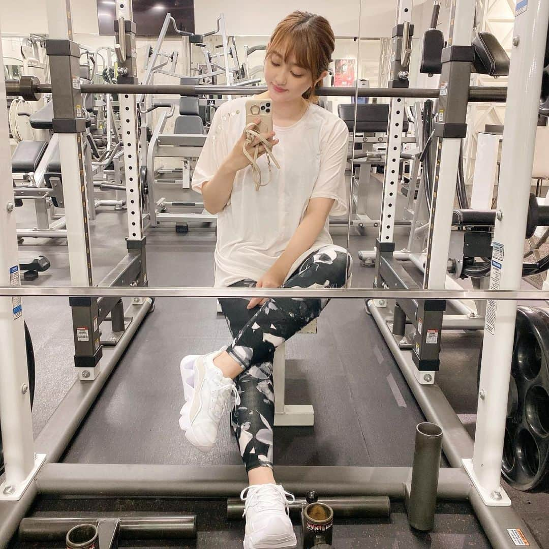 菊地亜美さんのインスタグラム写真 - (菊地亜美Instagram)「. 随分とゆったりまったり甘やかしていたので、トレーニングようやく始めました✌️🧡  やる気になった時しか続かないから流れに身を任せてたら、好きな洋服は着れない逆流性食道炎治らないでまぁ大変な事に🤷‍♀️笑  週2で通えたらって思ってるけど、多分明日は鬼筋肉痛だなぁ…👹⚡️笑  とりあえず鍛えたいところ お腹周り、腰回り、二の腕、太もも、肩周り、背中…全部だった。   @revias_official 素敵なトレーナーさんに出会えたので、程よく頑張る😋🚩」6月3日 16時35分 - amikikuchi0905