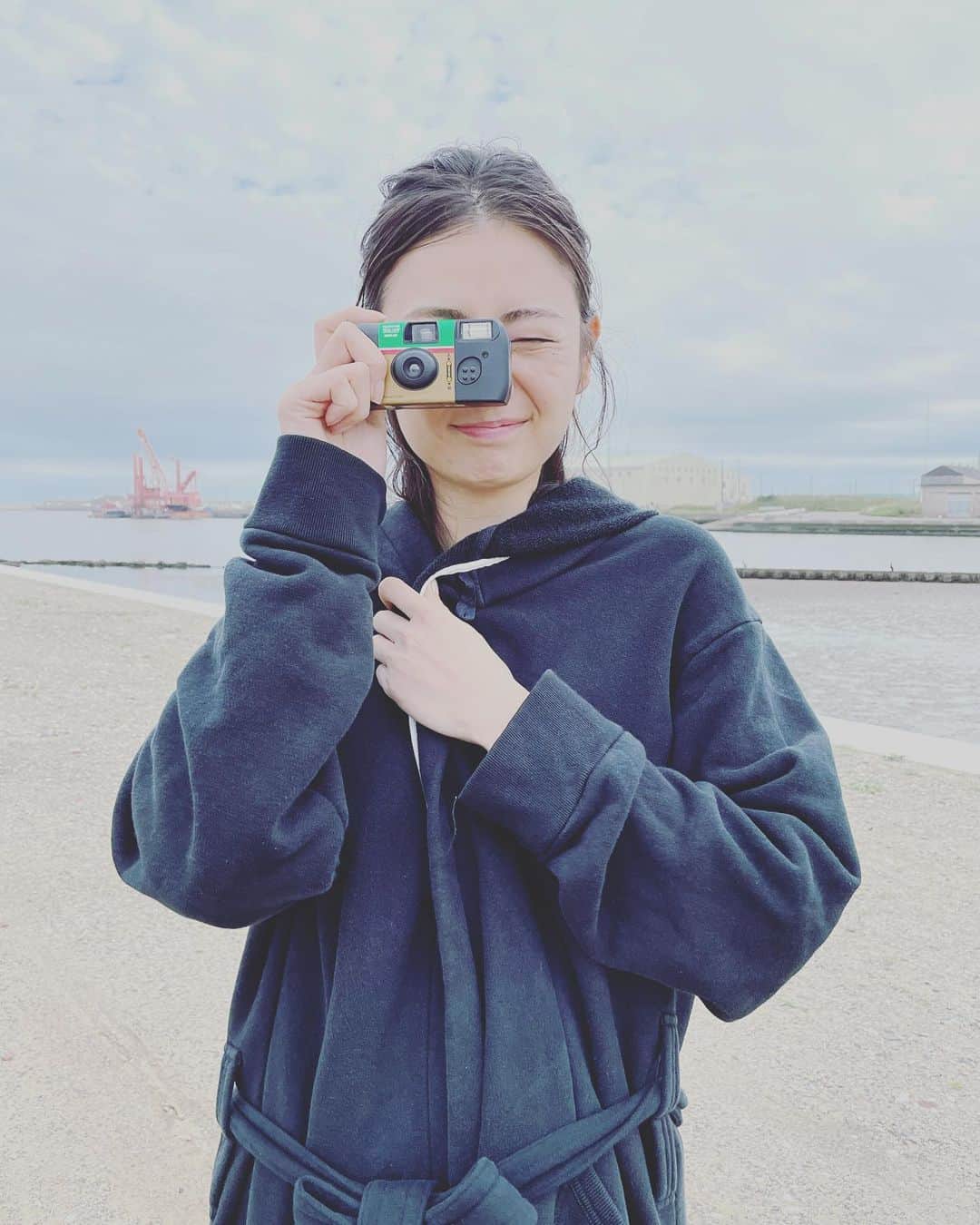 片山萌美のインスタグラム：「半月ほど経ちますが まだ使い切っていないのです。笑  #写ルンです  #moemikatayama」