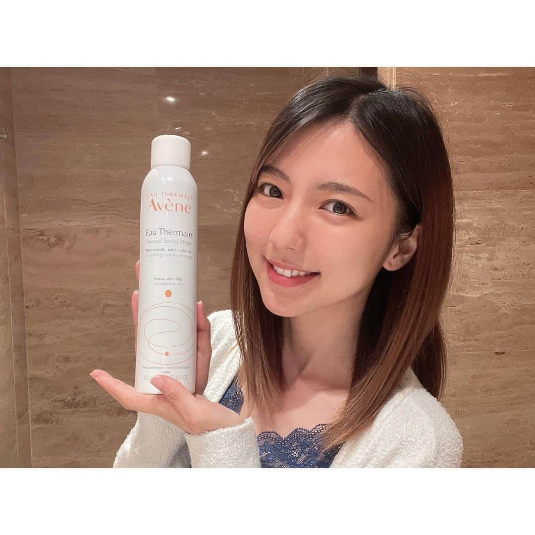 真野恵里菜さんのインスタグラム写真 - (真野恵里菜Instagram)「アンバサダーを務めさせていただいている アベンヌのアベンヌ ウオーター。 . . 「素肌の土台を整える」効果があるとのことなので私は朝晩の洗顔後、まず最初にアベンヌ ウオーターを使ってから化粧水、美容液、クリームの順番でスキンケアをしています。(写真3枚目見てね！) 使用するときはボトルは振らずに大きな円を3周描くくらいシューッとしてます！ . . いつもより乾燥が気になる時やこれからの季節で紫外線を長時間浴びた日にはフェイスマスクやコットンにアベンヌ ウオーターをたっぷり含ませて10分ほどパックしてます！ . . 今はなかなか行けないけど、 旅行先や長時間の飛行機移動には必ずミニボトルを持ち歩いてます😊 . . 2年前、実際にフランスのアベンヌ村へ行って アベンヌ ウオーターが作られる過程を見たり聞いたり この水が誕生しているアベンヌ村を散策できたことは とっても貴重な経験でした！☺️ #アベンヌウォーター #アベンヌ #美肌シュー慣 #スキンケア #美肌ケア #pr @eauthermaleavenejapan」6月3日 17時00分 - erinamano_official